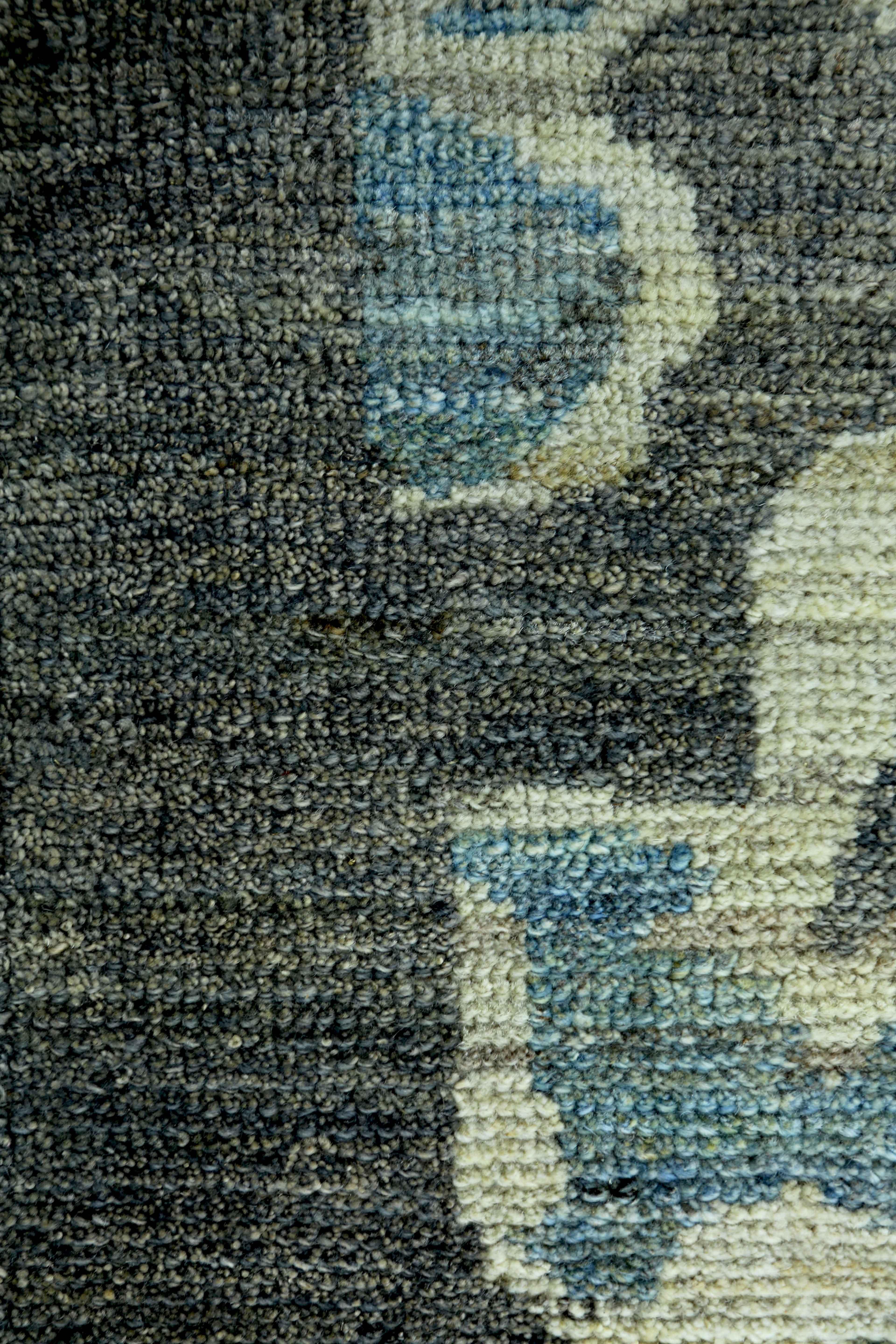 Großer türkischer Oushak-Teppich mit blauen und elfenbeinfarbenen Blumendetails auf grauem Feld (Handgewebt) im Angebot
