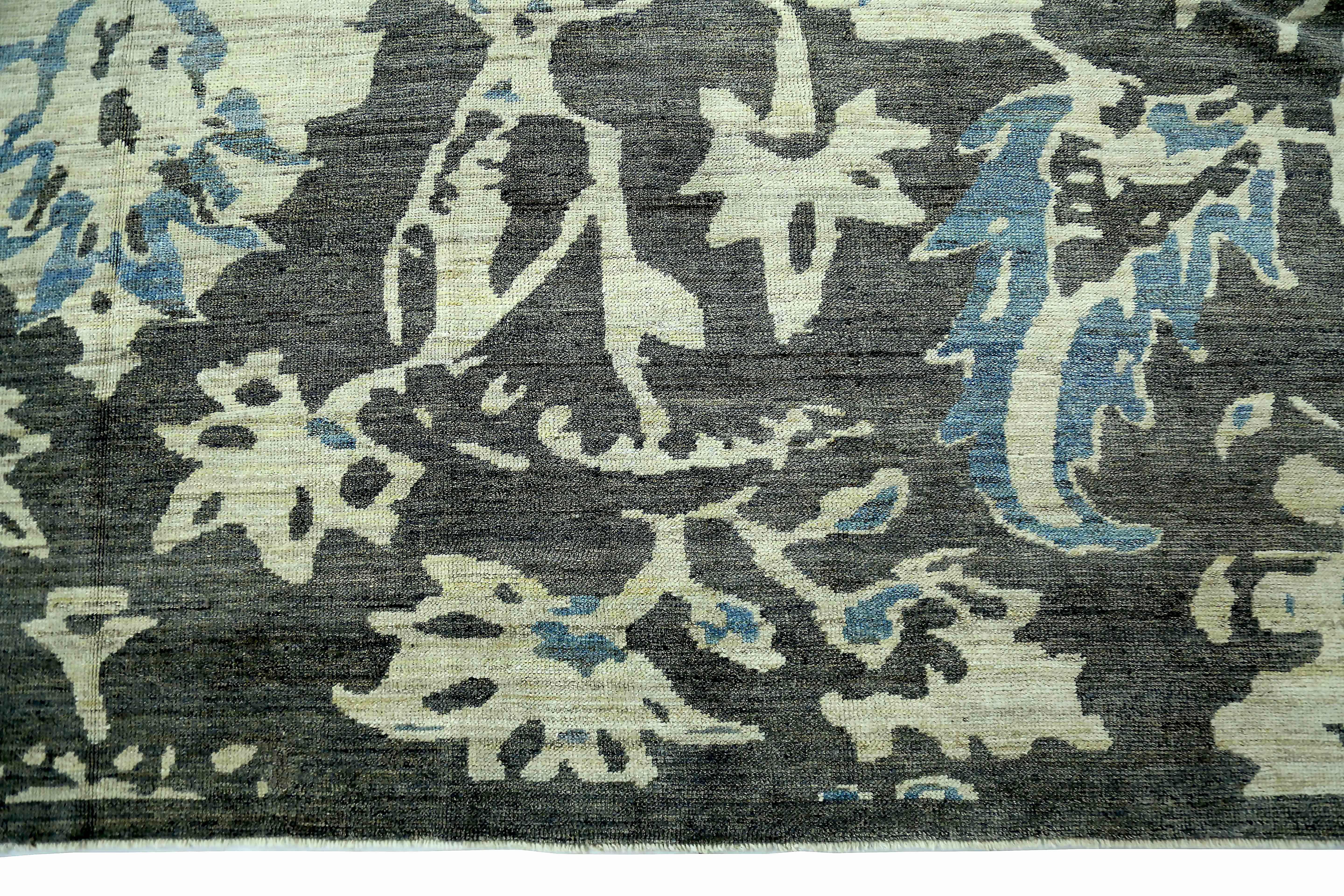 Großer türkischer Oushak-Teppich mit blauen und elfenbeinfarbenen Blumendetails auf grauem Feld (Wolle) im Angebot