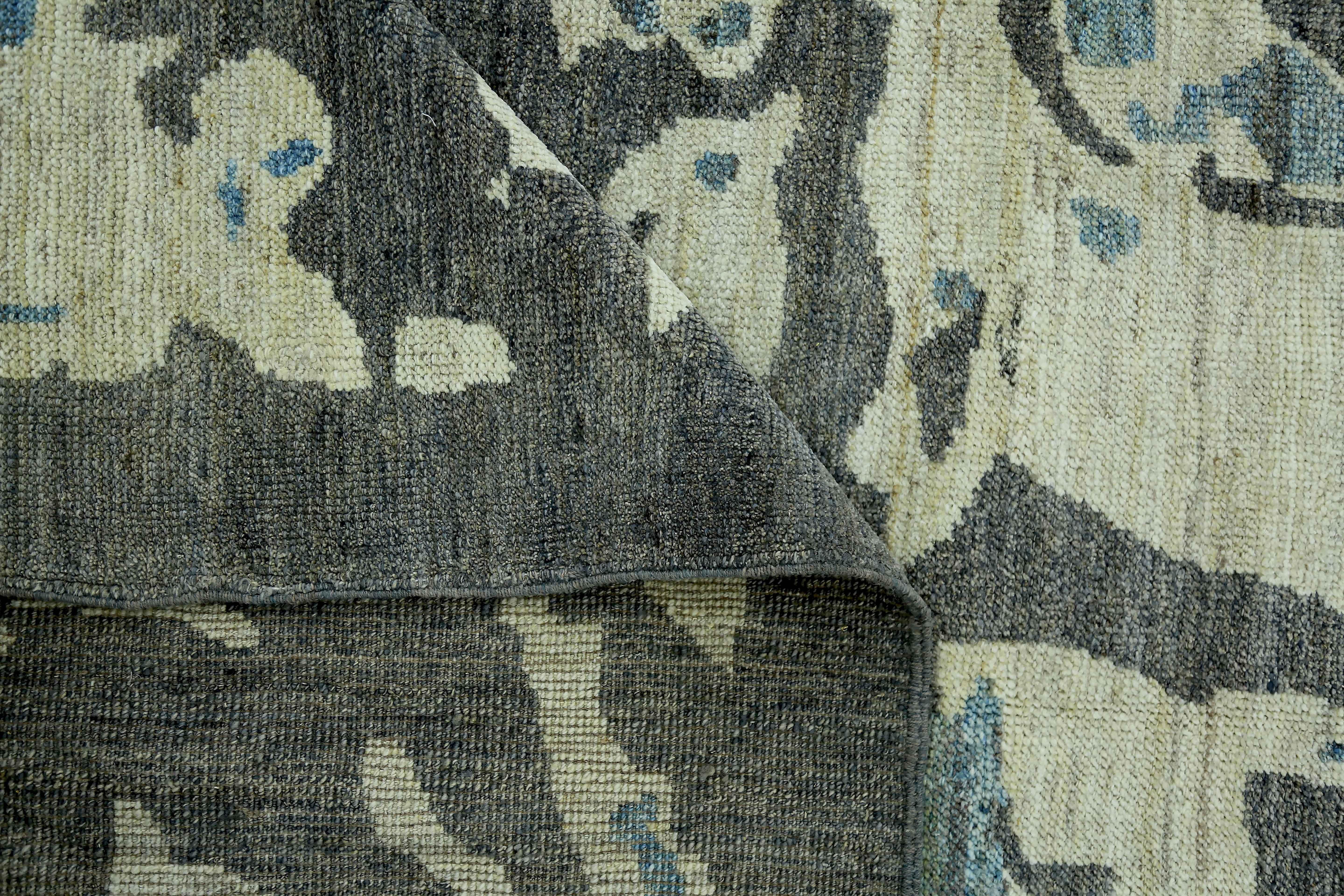Großer türkischer Oushak-Teppich mit blauen und elfenbeinfarbenen Blumendetails auf grauem Feld im Angebot 1