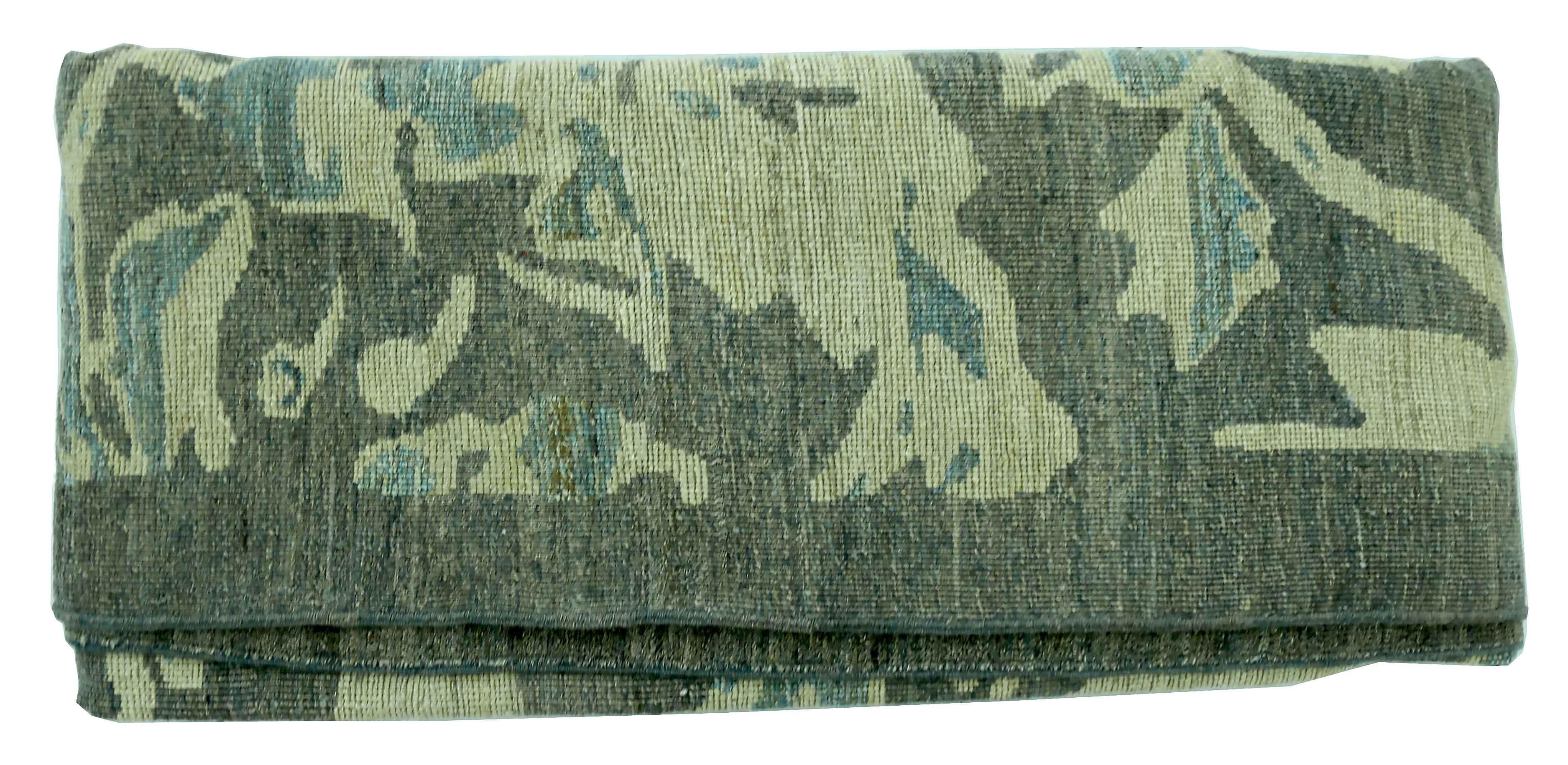 Großer türkischer Oushak-Teppich mit blauen und elfenbeinfarbenen Blumendetails auf grauem Feld im Angebot 2