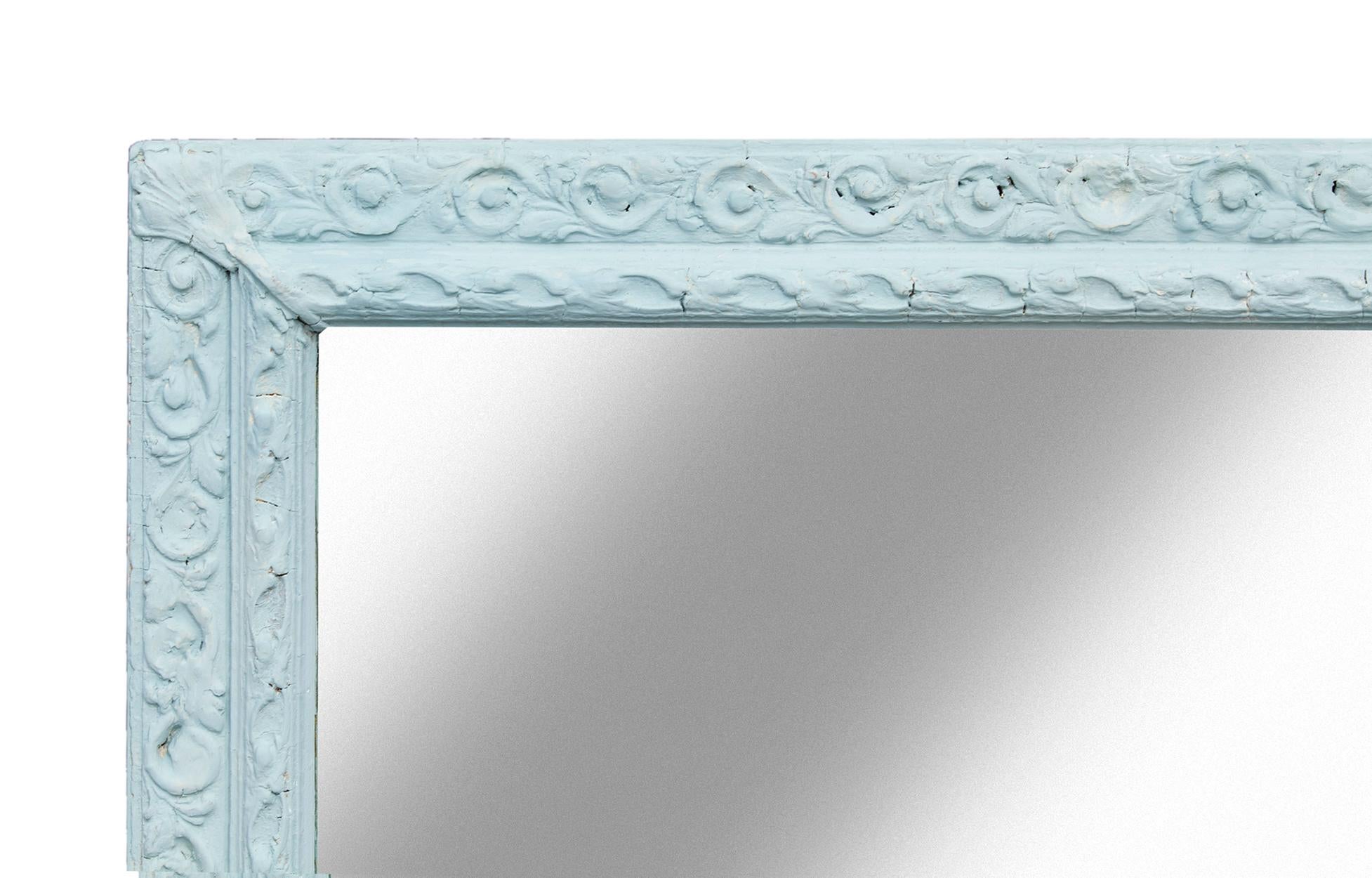 Großer netzartiger viktorianischer Spiegel, verziertes Rapportmuster, handbemalt in blassblauem Samtlack. Zum horizontalen und vertikalen Aufhängen verdrahtet. 
Neue Unterlage &Draht.