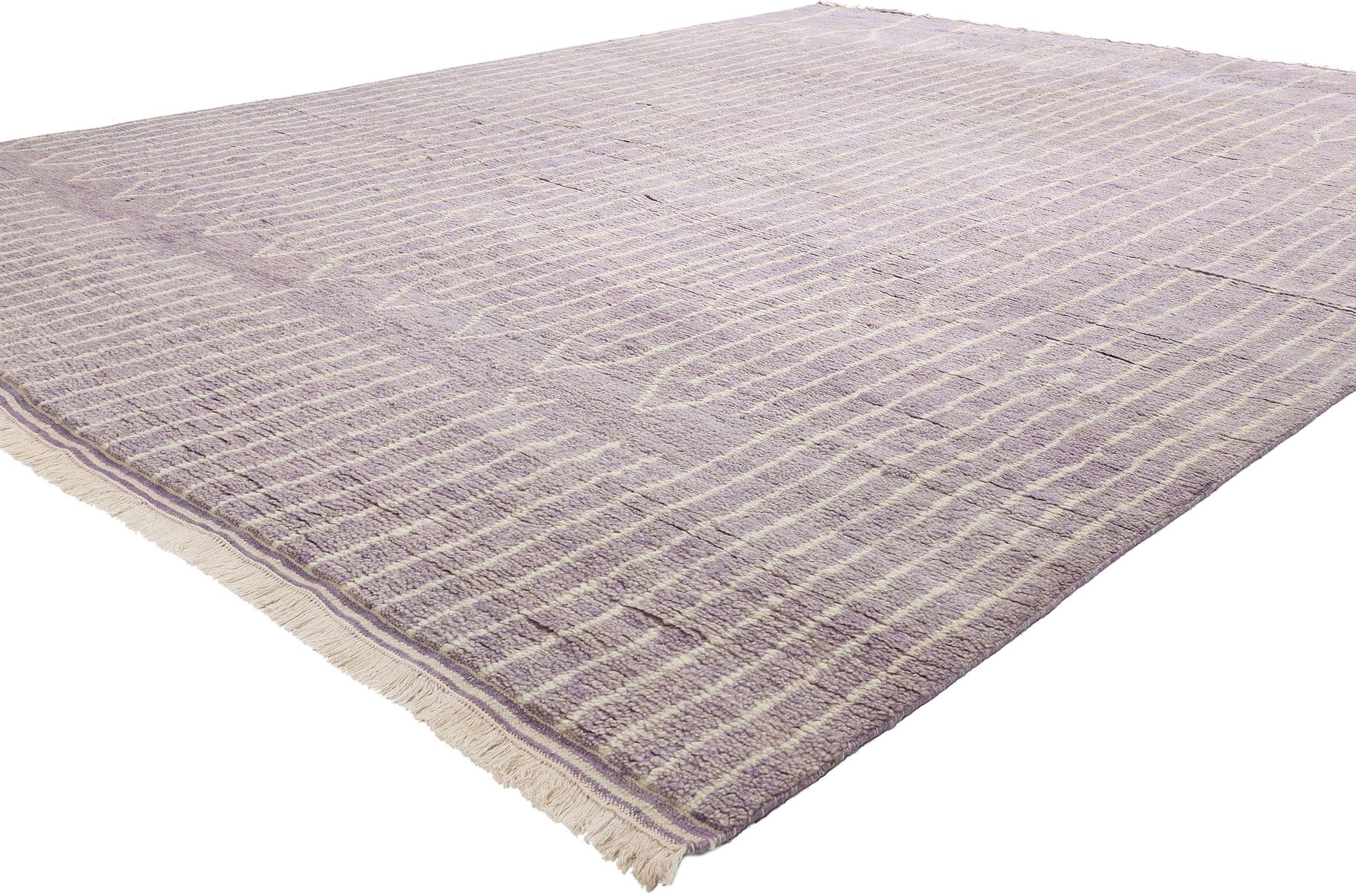 31284 New Lavender Whispers Modern Moroccan Rug, 09'03 x 12'01. Der handgeknüpfte Wollteppich Lavender Whispers Modern Moroccan Rug strahlt einen weichen, ätherischen Charme aus, der jeden Raum, den er bewohnt, sofort in seinen Bann zieht. Die