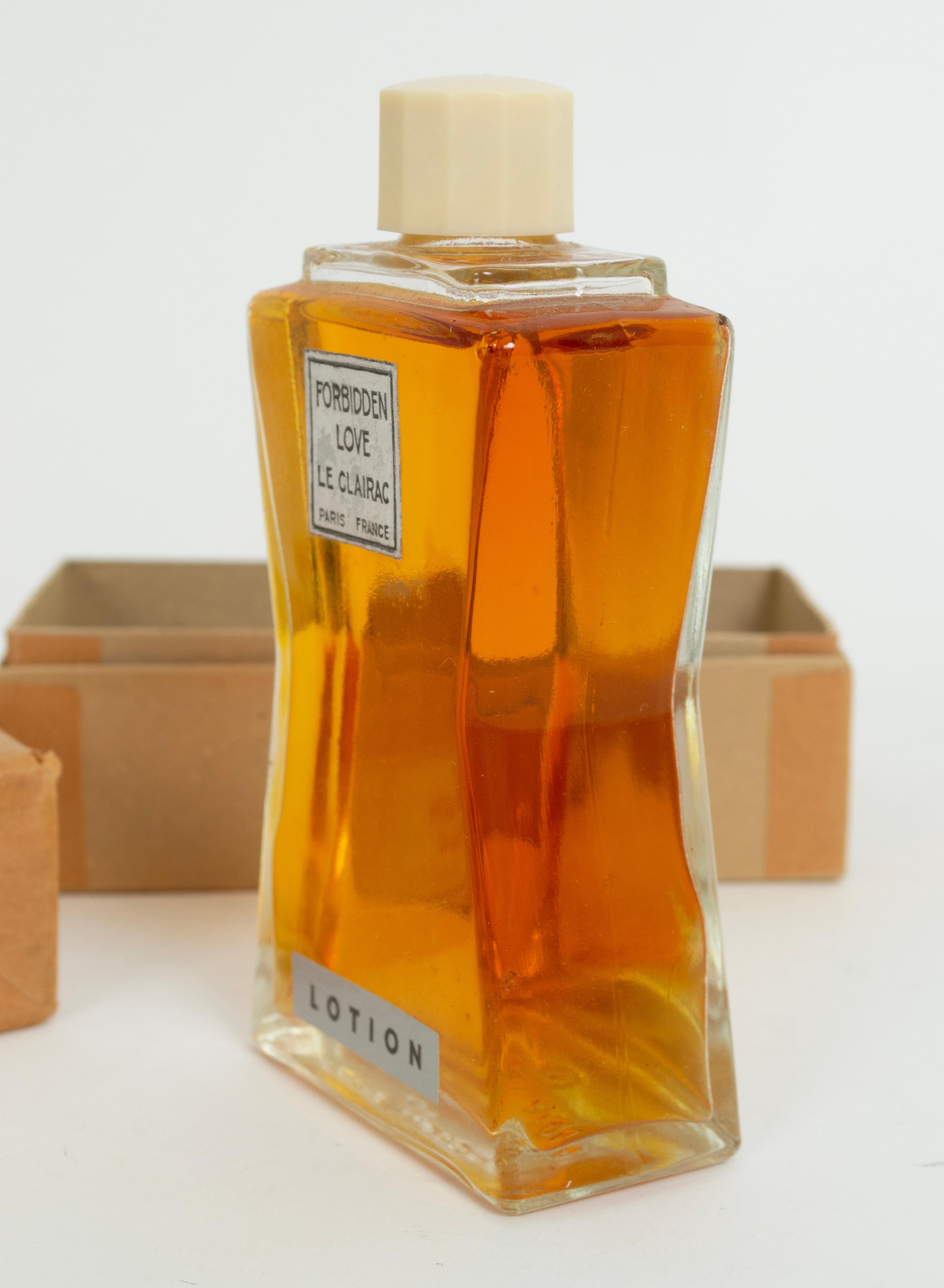 Il protagonista di questo profumo non è il suo profumo, ma piuttosto il suo flacone in vetro Art Deco di notevole spessore e il suo tappo in celluloide. Il liquido ambrato chiaro all'interno non fa che esaltare la bellezza della forma della