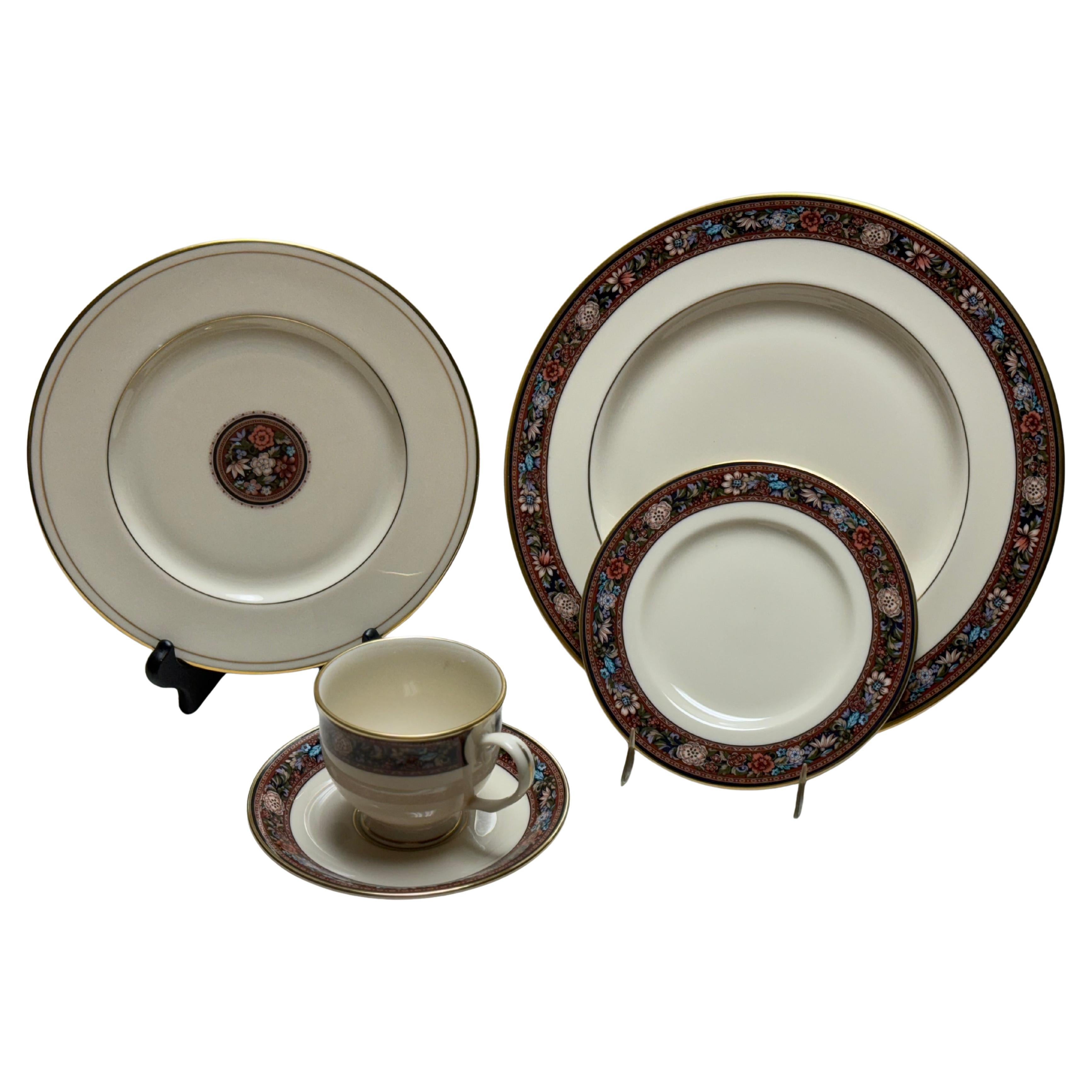 Questa collezione presidenziale Lenox Design: Oro e bordeaux intenso  bordo floreale e centro. I piatti da portata per 9 persone sono nuovi nelle scatole originali, ad eccezione di due set, e rappresentano un'ottima aggiunta a qualsiasi collezione.
