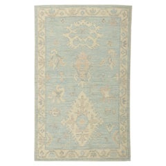 Tapis Oushak moderne bleu clair, l'élégance contemporaine rencontre le raffinement décontracté