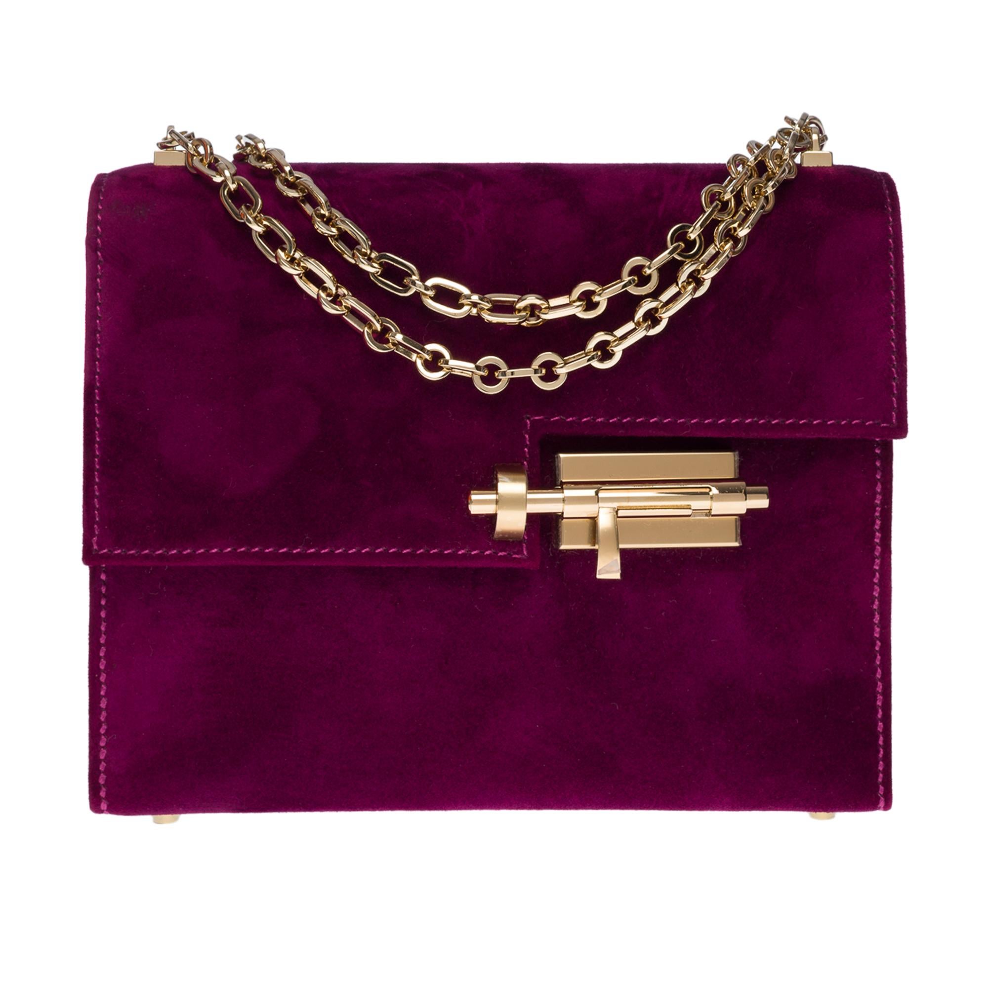 Beautiful limited edition HermèsVerrou Mini shoulder bag in Anemone (purple) Doblis calfskin, gold plated metal hardware, a gold plated metal chain handle allowing a shoulder or crossbody carry

Flap closure
Gold Metal Sliding Lock Clasp
Inner