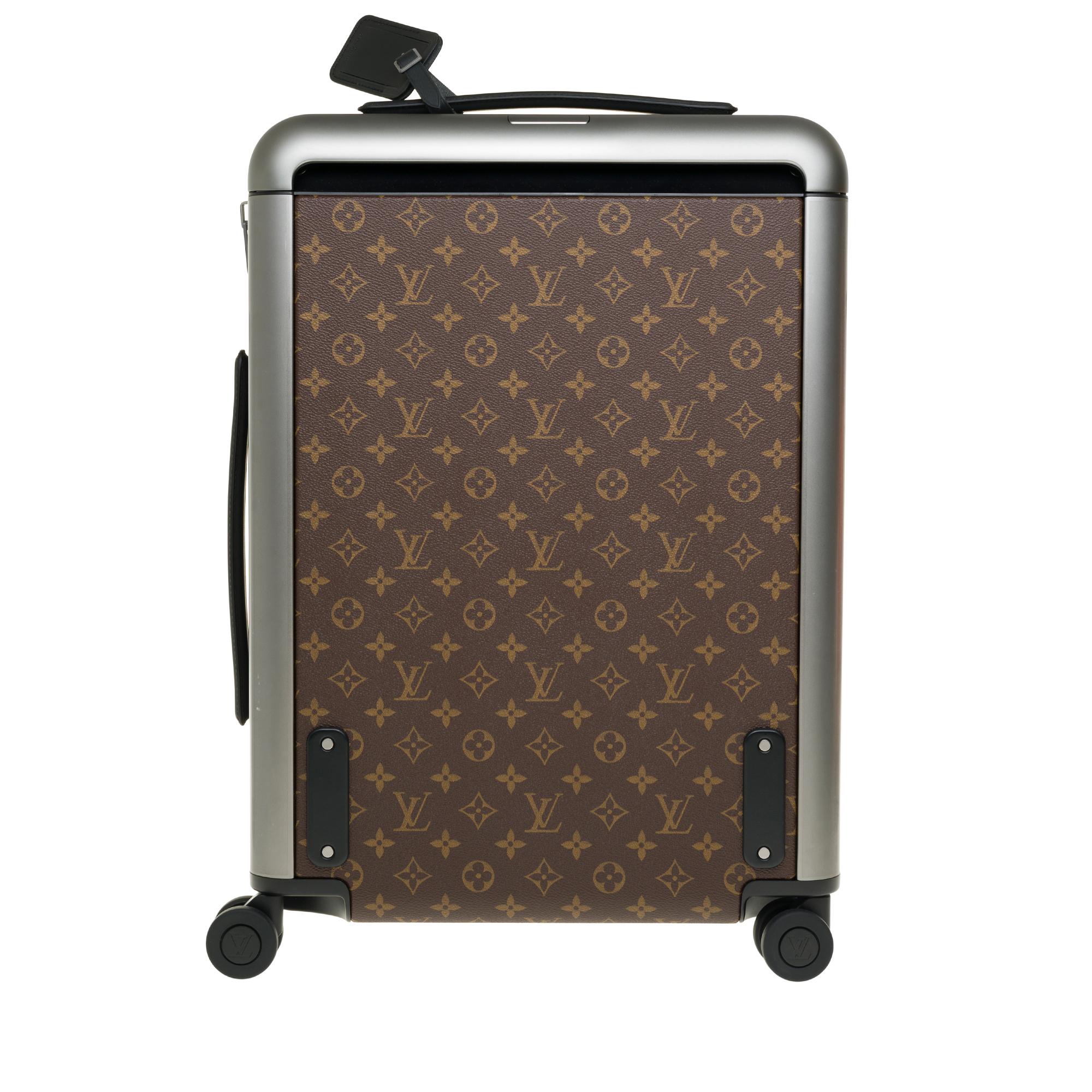 LIMITED EDITION - SOLD OUT -MEN FASHION SHOW SPRING/SUMMER 2021


Crafted in Monogram canvas, this Horizon 55 wheeled luggage is enhanced by two embroidered inserts that present an LV mascot from Virgil Abloh’s animated film «Zoooom with friends».
