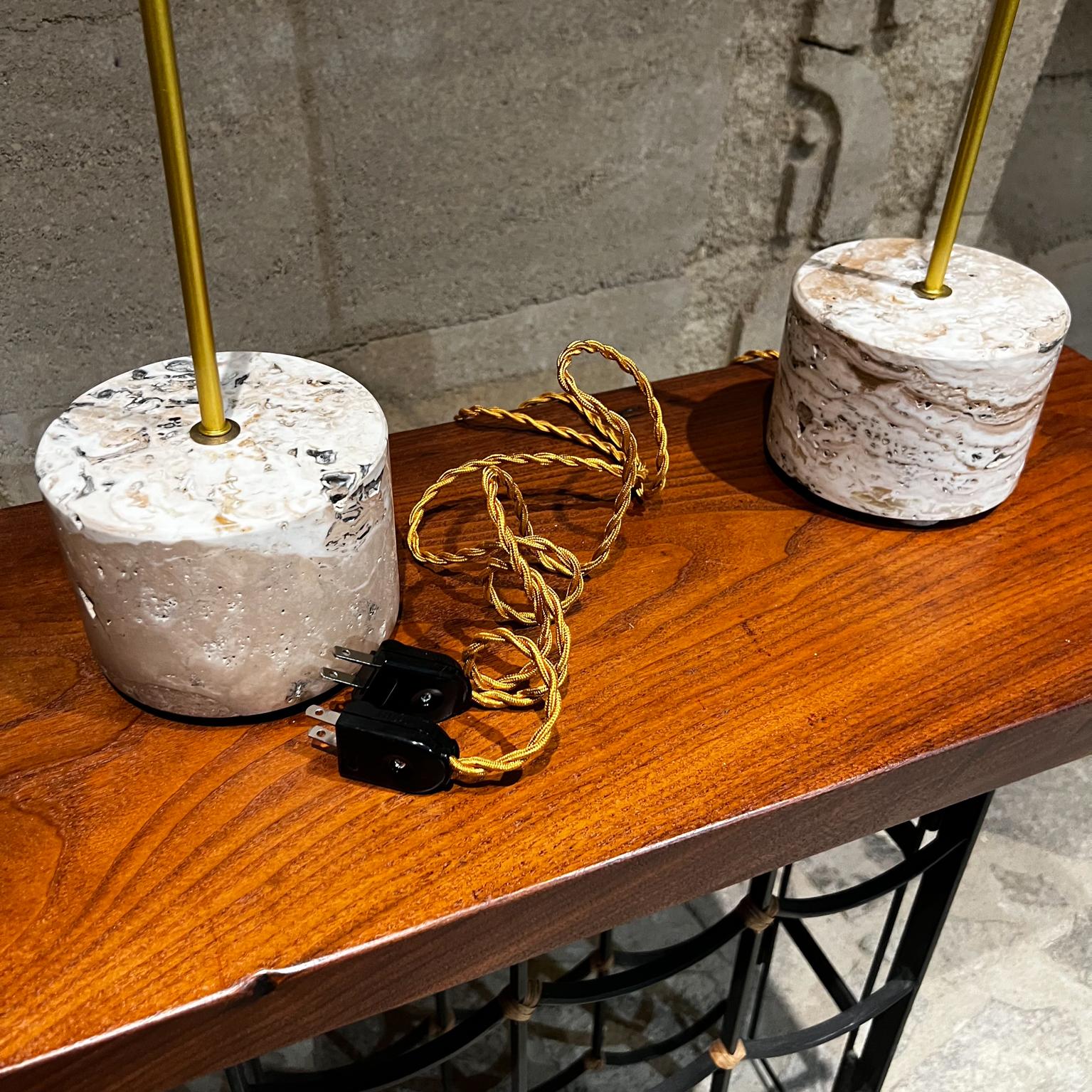 Moderne Paire de lampes de bureau vintage en travertin poli en édition limitée, neuves en vente