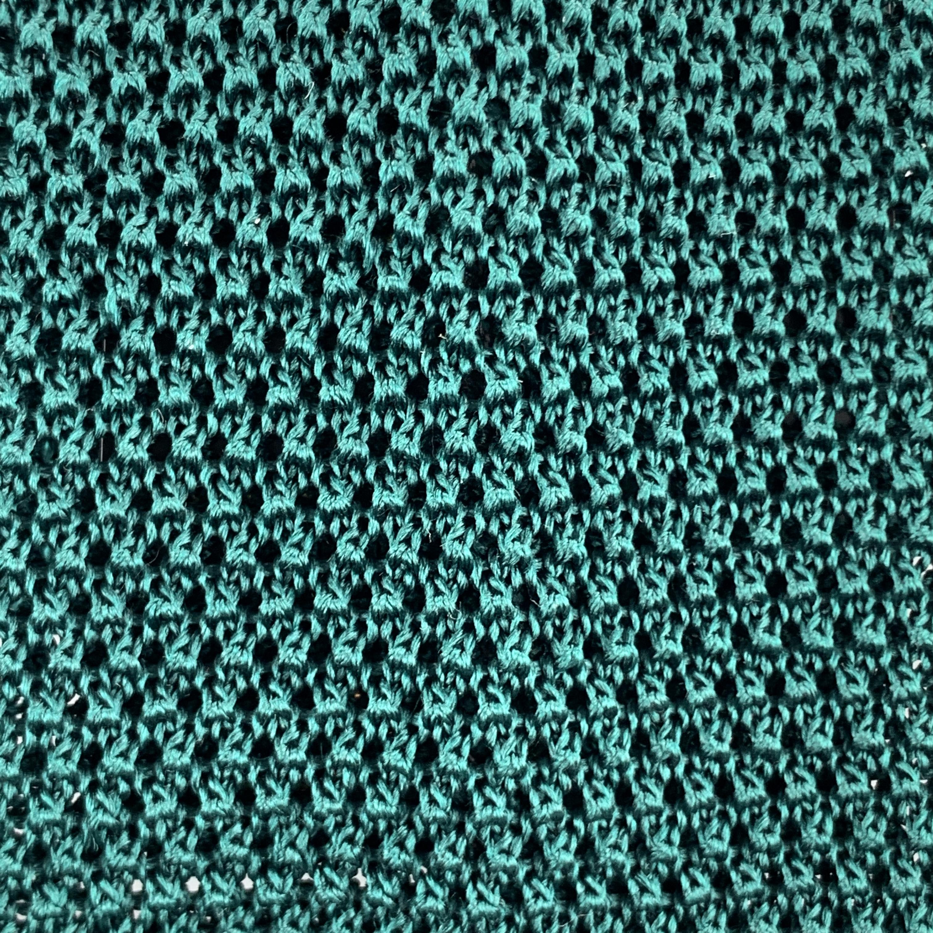 NEW & LINGWOOD necktie comes in a forest green knitted textured silk. Made in Italy. 

Excellent Pre-Owned Condition.

Width: 2.7 in 
