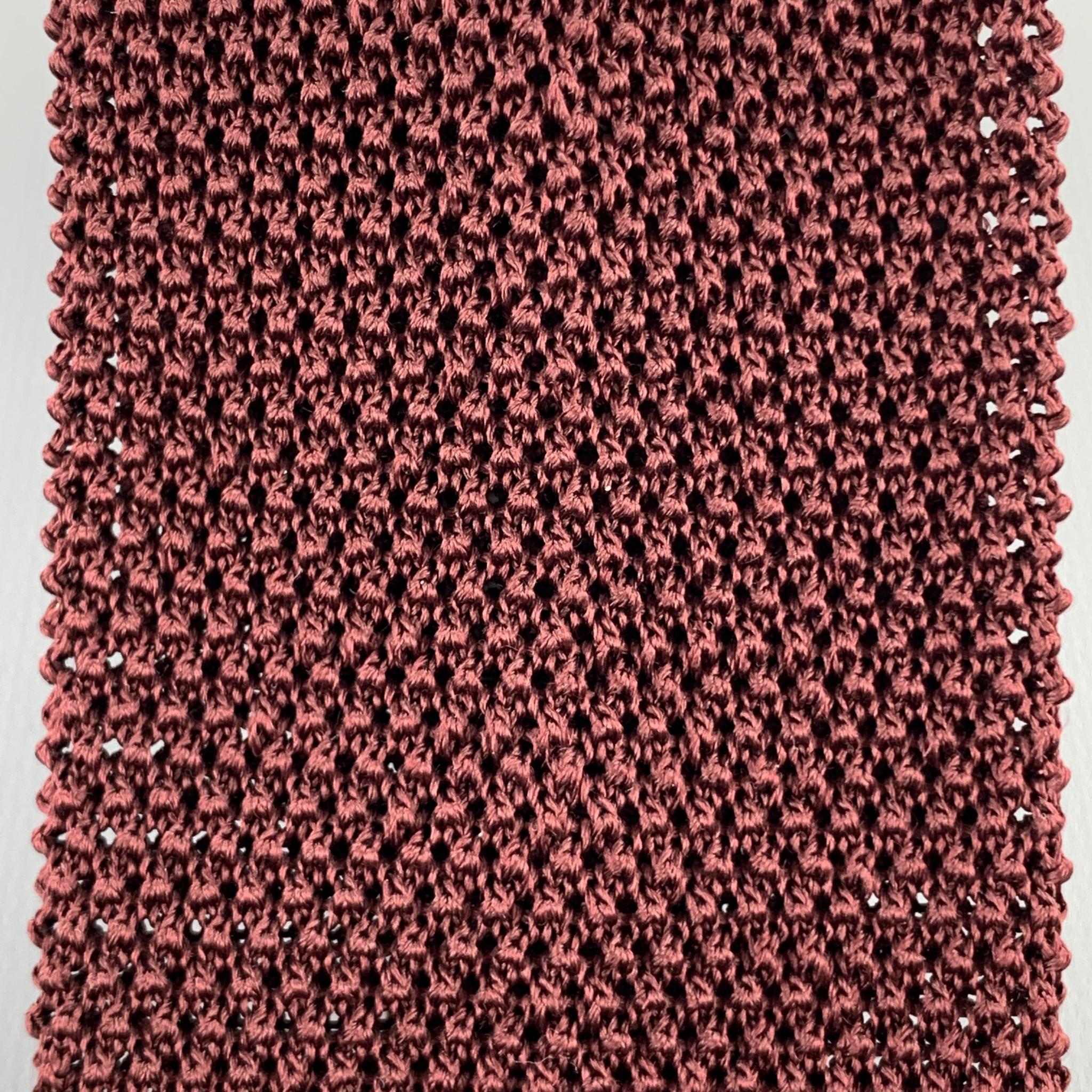 NEW & LINGWOOD neck tie comes in a textured silk knit with a square tip. Made in Italy.

Excellent Pre-Owned Condition.

Width: 2.5 in.