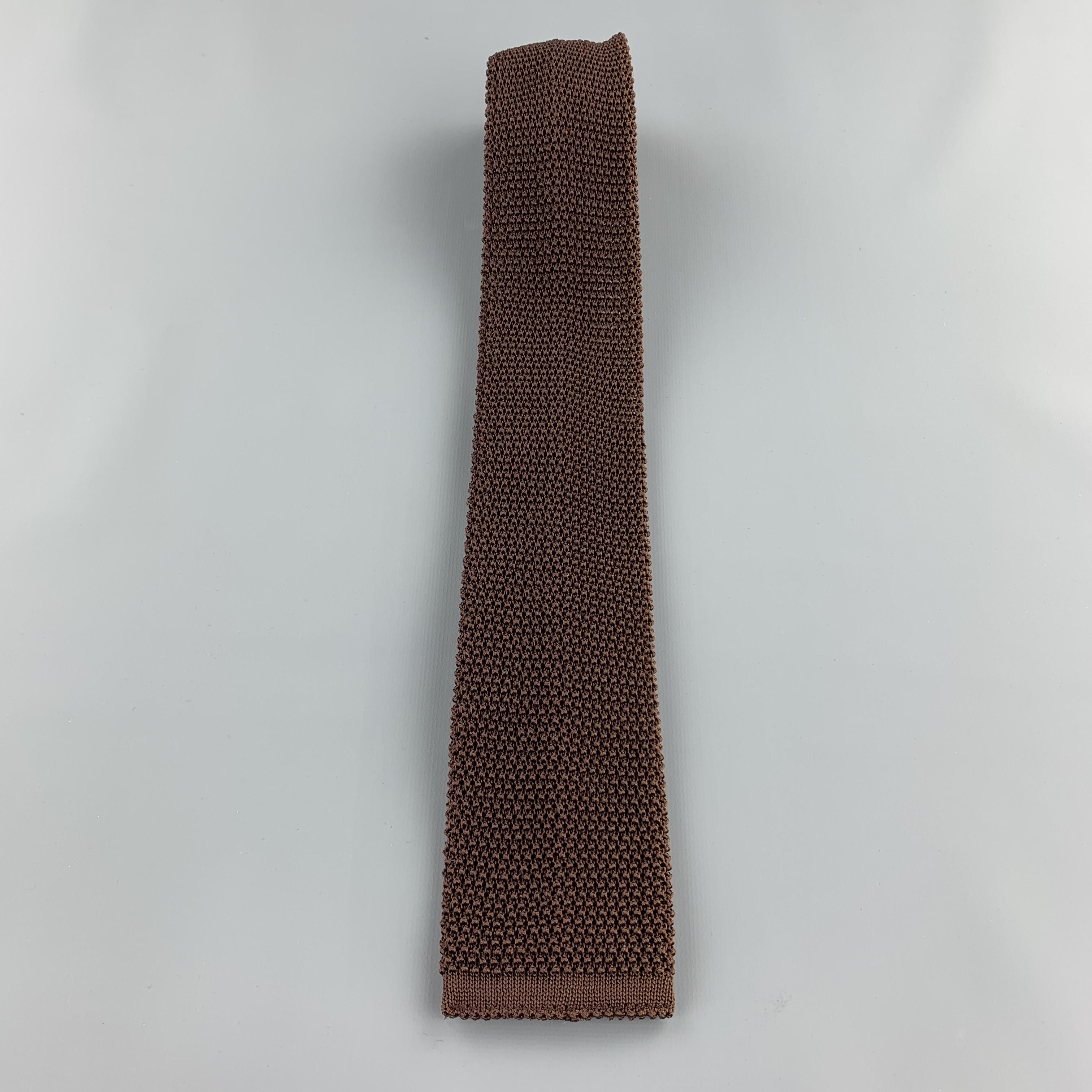 NEW & LINGWOOD necktie comes in a brown knitted textured silk. Made in Italy. 

Excellent Pre-Owned Condition.

Width: 2.7 in.