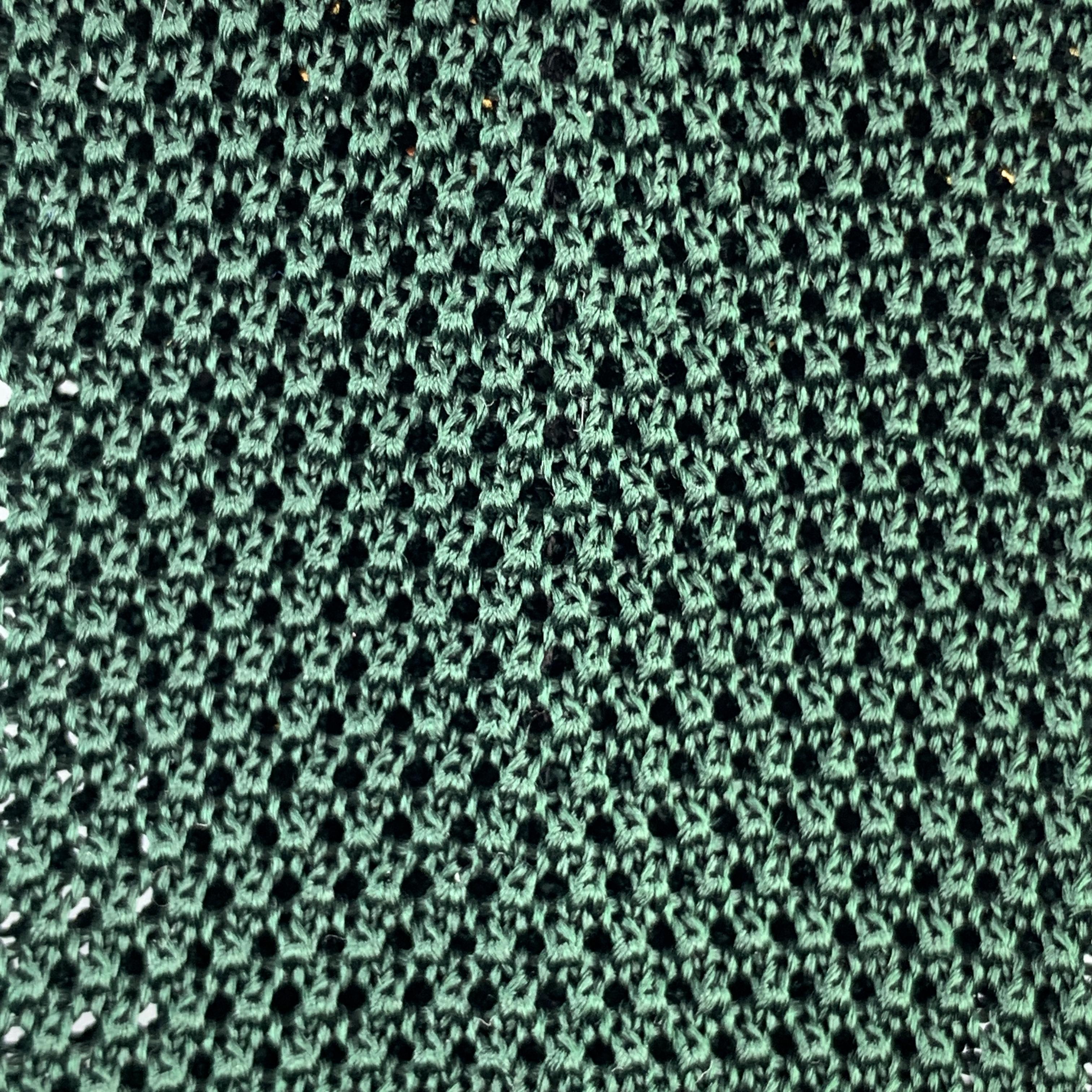 NEW & LINGWOOD necktie comes in a forest green  knitted textured silk. Made in Italy. 

Excellent Pre-Owned Condition.

Width: 2.7 in 