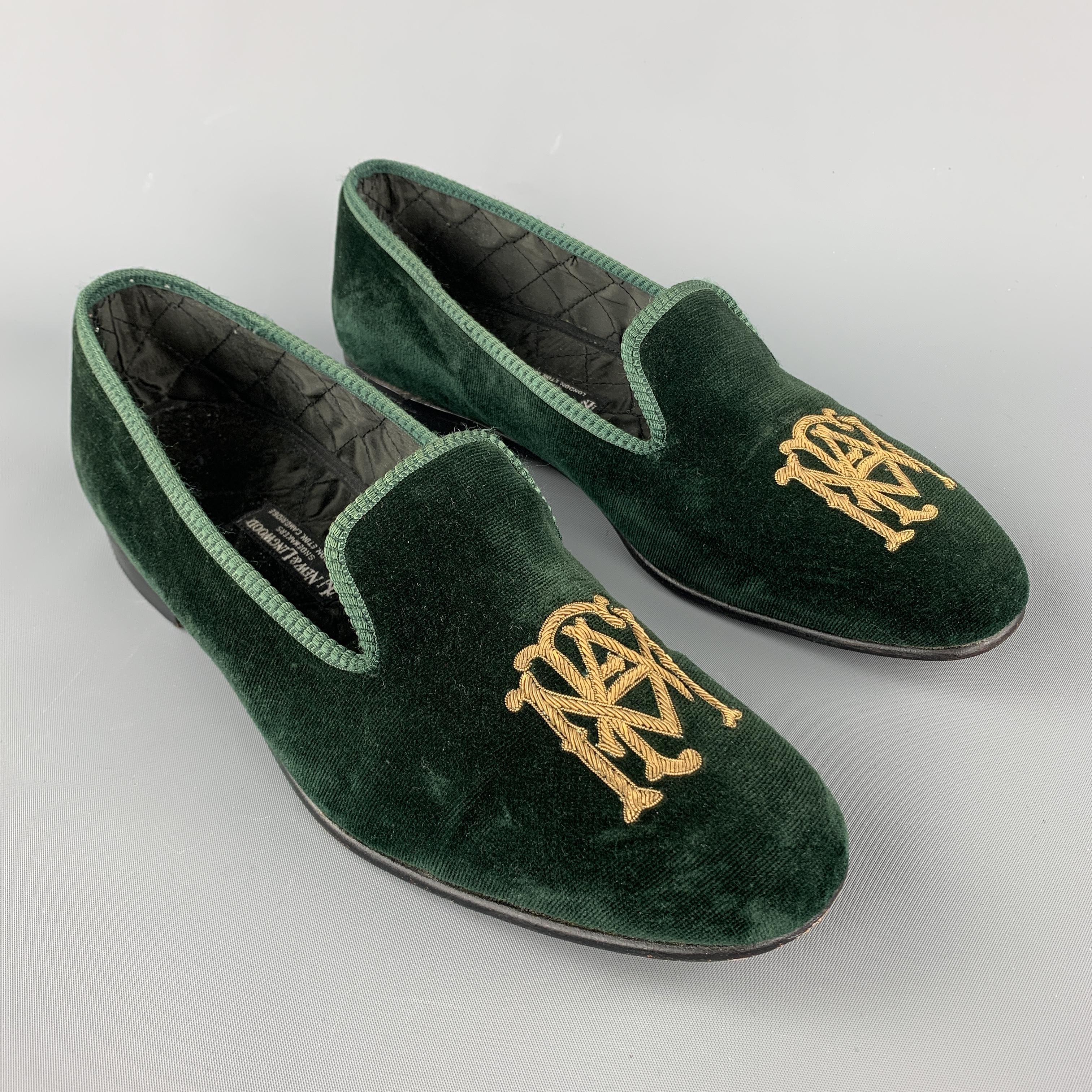 NEW & LINGWOOD Slippers Loafers comes in a solid green velvet material, with an embroidery at toe and a trim, with a quilted sateen interior and a leather ousole. Hand Made in England. 

Excellent Pre-Owned Condition.
Marked: 8D

Outsole: 11 x 3.7
