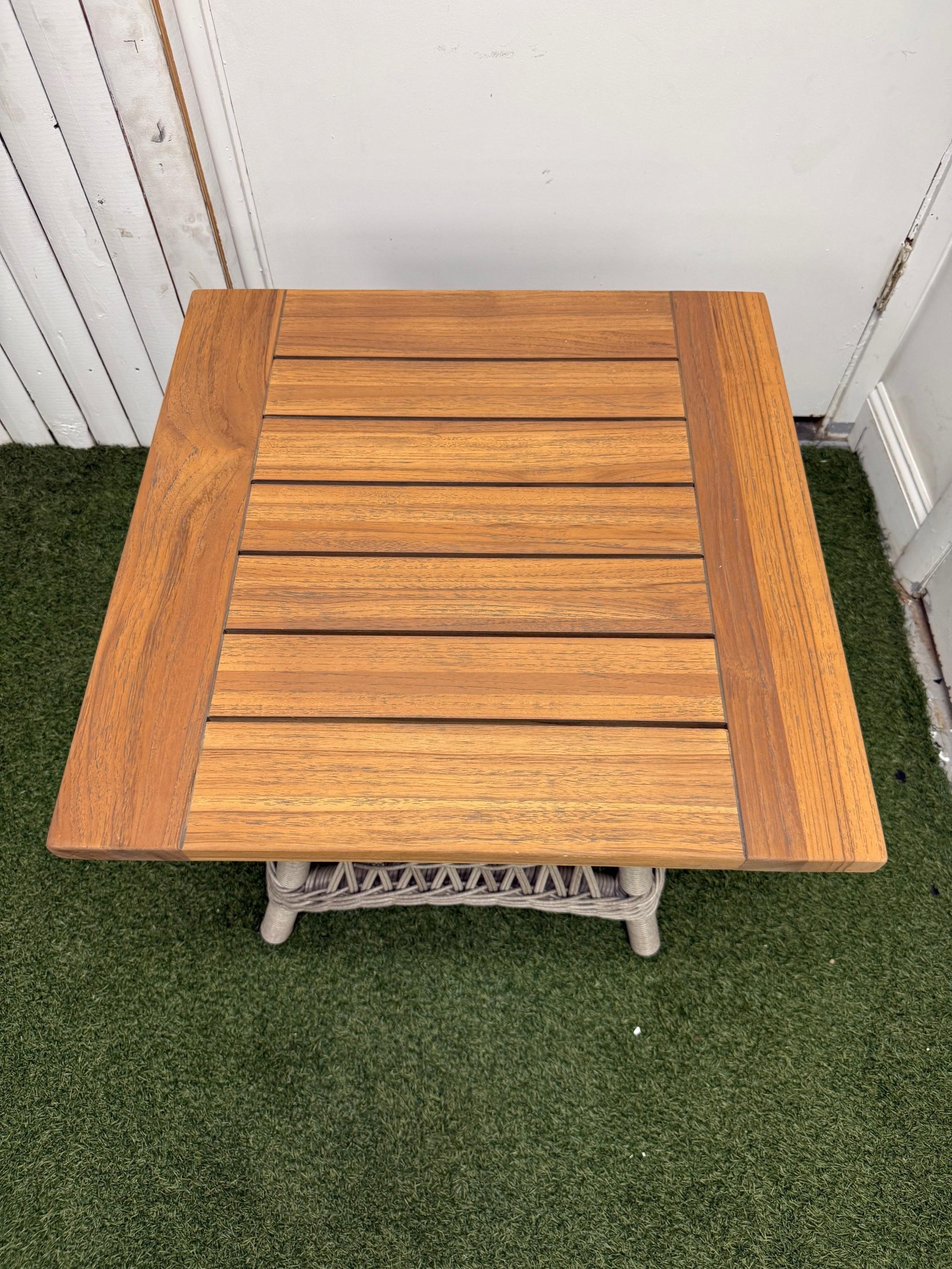 Tissage Table d'appoint Lloyd Flanders Mackinac en vinyle tissé avec plateau en teck en vente