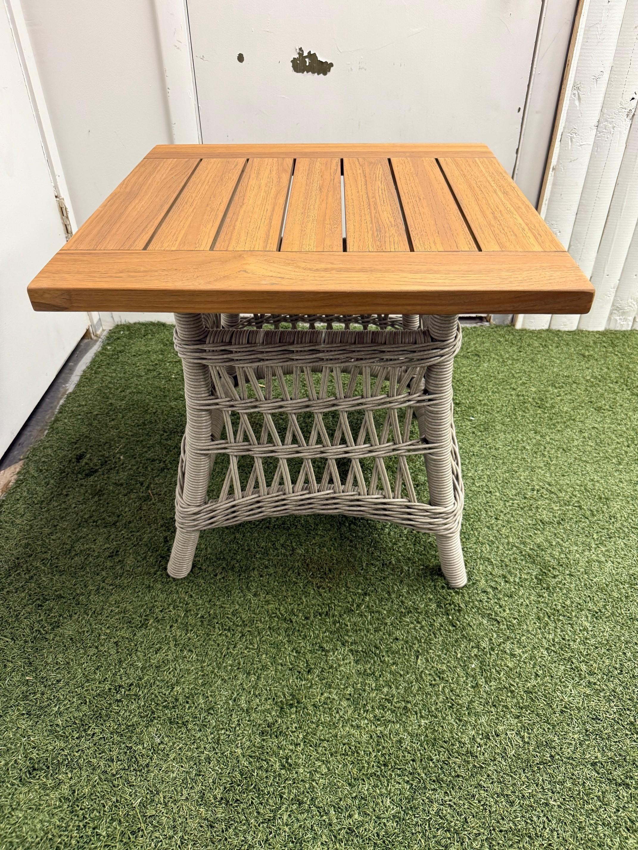 XXIe siècle et contemporain Table d'appoint Lloyd Flanders Mackinac en vinyle tissé avec plateau en teck en vente