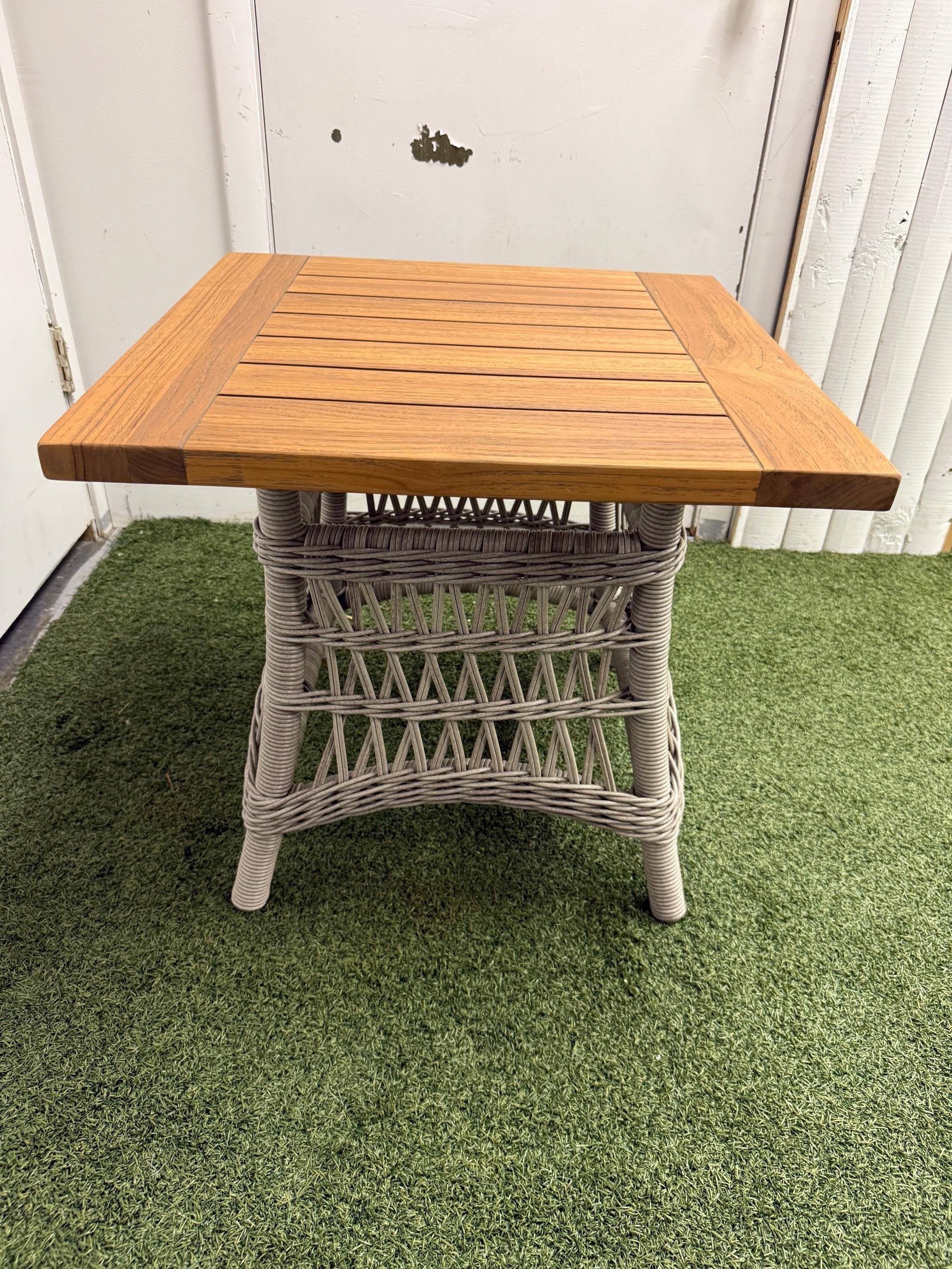 Synthétique Table d'appoint Lloyd Flanders Mackinac en vinyle tissé avec plateau en teck en vente