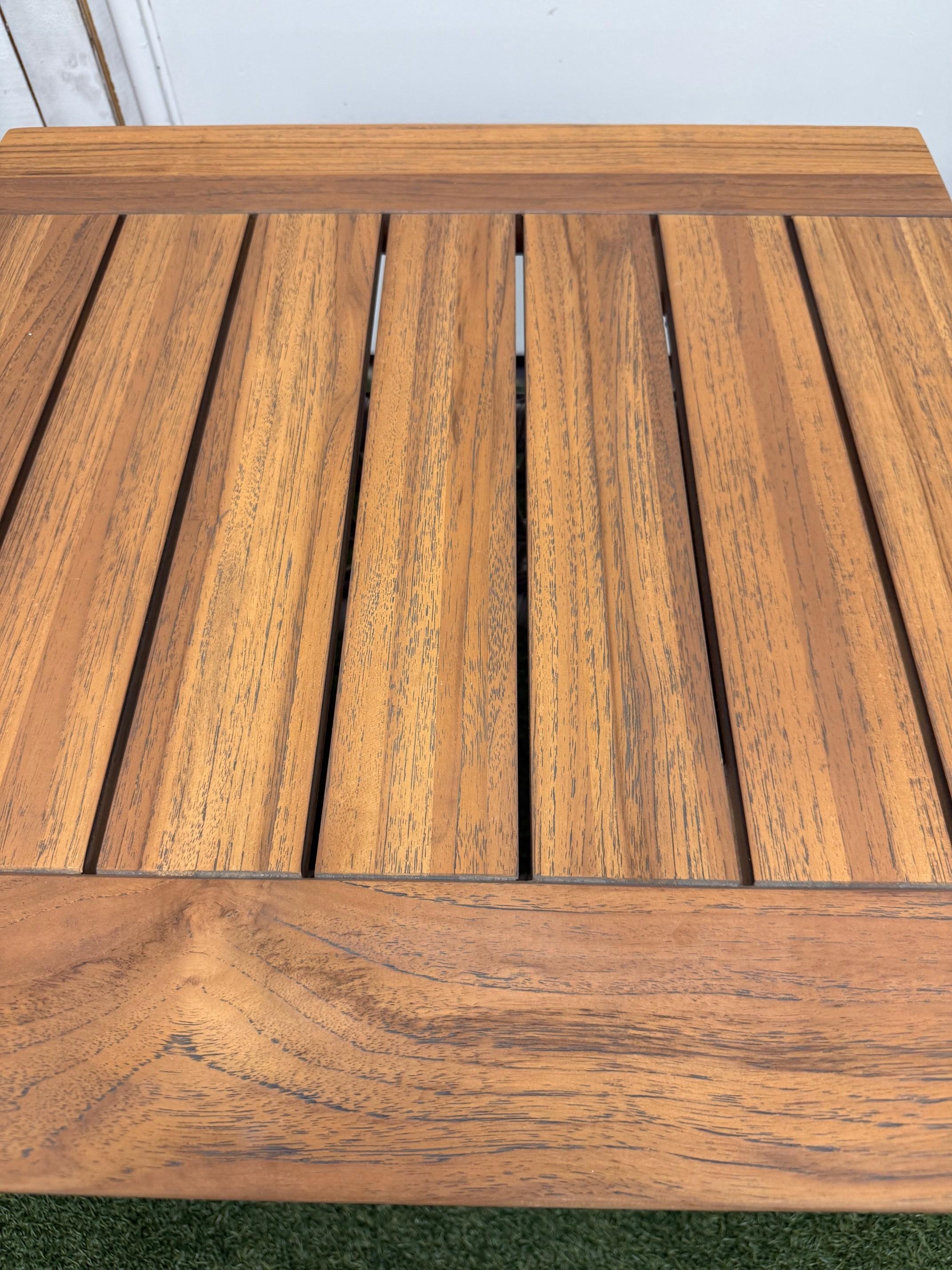 Table d'appoint Lloyd Flanders Mackinac en vinyle tissé avec plateau en teck en vente 2