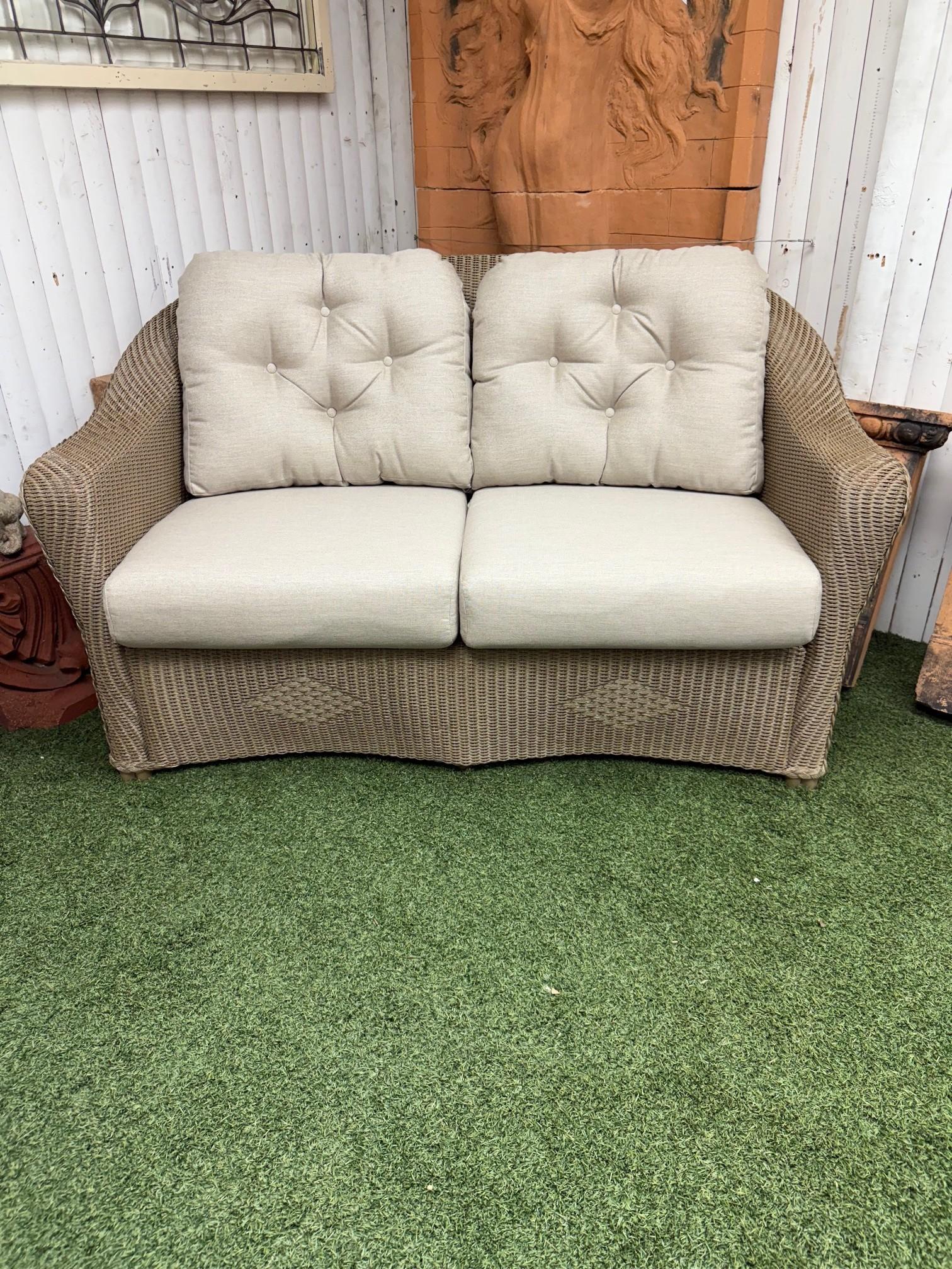 Brandneue Lloyd Flanders Reflections Loveseat in der Ausführung 005-F fawn mit Sunbrella-Stoff Demo Oatmeal Kissen, einer von zwei verfügbaren wie gezeigt.
Die Reflections-Kollektion aus der Loom-Möbelserie von Lloyd Flanders zeichnet sich durch