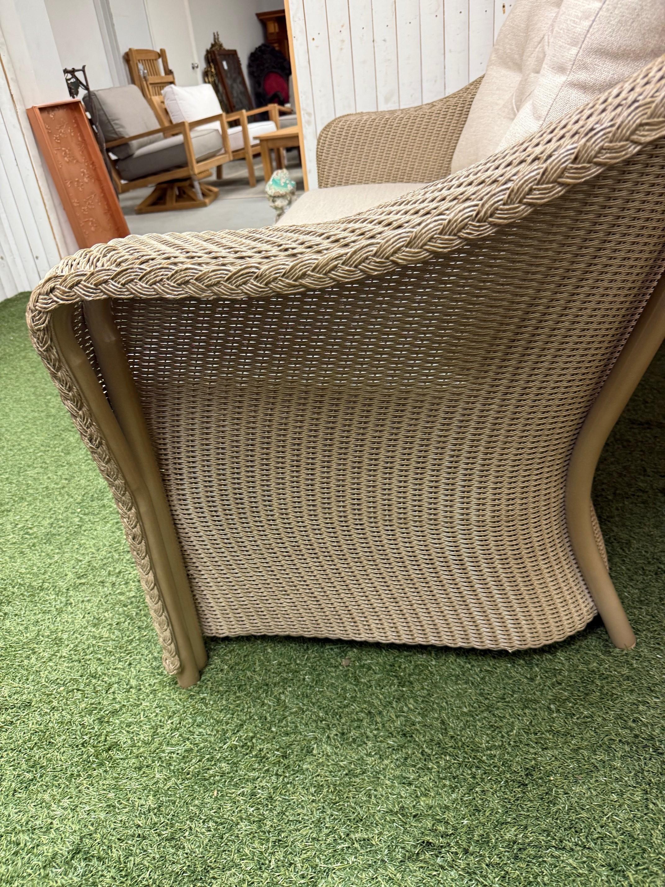 Neu Lloyd Flanders Reflections Outdoor Patio Loveseat mit Sunbrella-Kissen im Zustand „Neu“ im Angebot in Stamford, CT