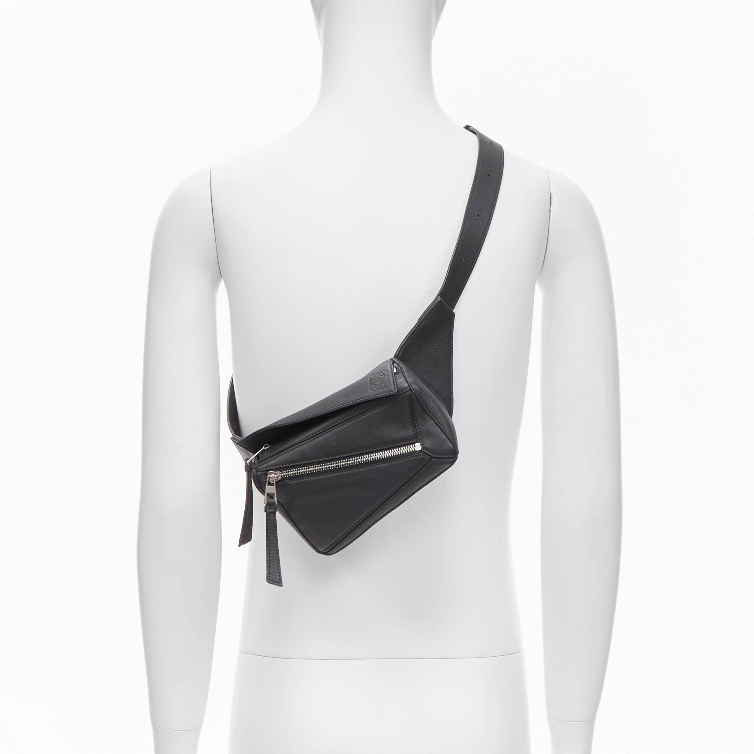 new LOEWE JW ANDERSON 2022 Puzzle black leather mini belt bag
Brand: Loewe
Designer: JW Anderson
Model: Puzzle Belt bag
Collection: 2022 
Material: Leather
Colour: Black
Pattern: Solid
Closure: Zip
Extra Detail: Signature Puzzle bag made into a