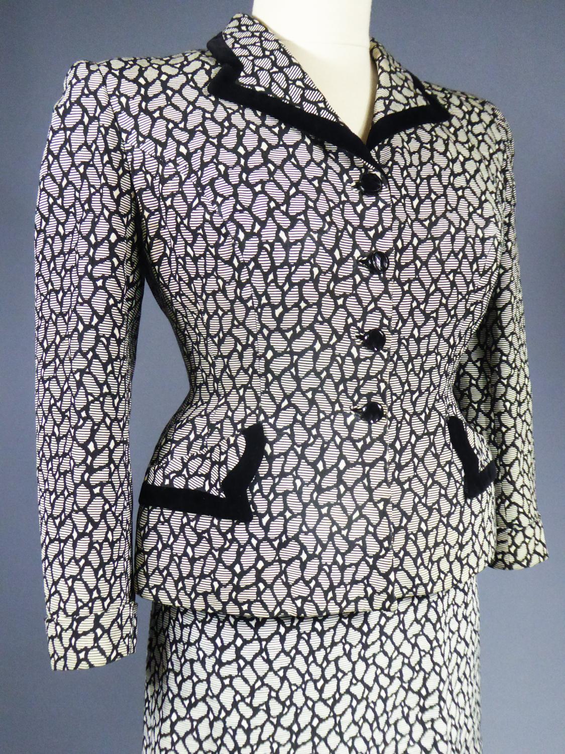 Circa 1945/1950
France

Rare Bar and Couture skirt suit in façonné with artificial fibers dating from the years 1945/1950, in line with the New Look by Christian Dior. Interesting black and white façonné fabric with random honeycomb patterns.