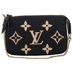 Louis Vuiton Schwarze Mini-Pochette-Tasche mit Prägung