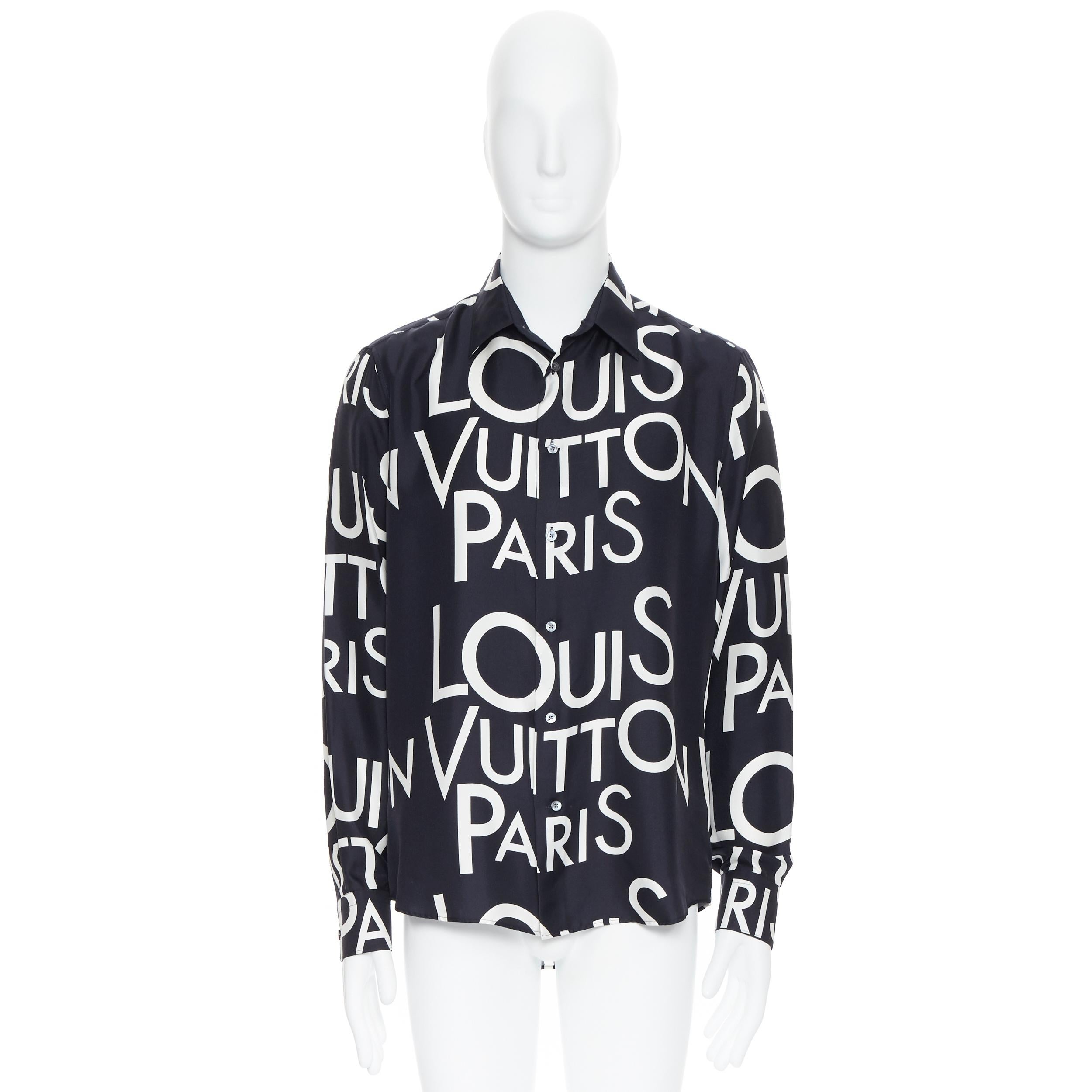 new LOUIS VUITTON 100% silk black white logo typography print regular shirt L
Brand: Louis Vuitton
Model Name / Style: Silk Shirt
Material: Silk
Color: Black
Pattern: Abstract
Closure: Button
Extra Detail: Button front. Relaxed fit.
Made in: