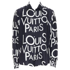 nouveau LOUIS VUITTON 100% soie noir blanc logo imprimé typographie chemise régulière L
