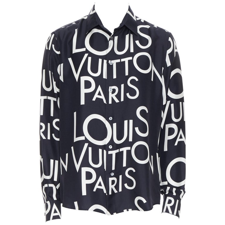 nouveau LOUIS VUITTON 100% soie noir blanc logo imprimé typographie chemise  régulière L sur 1stDibs
