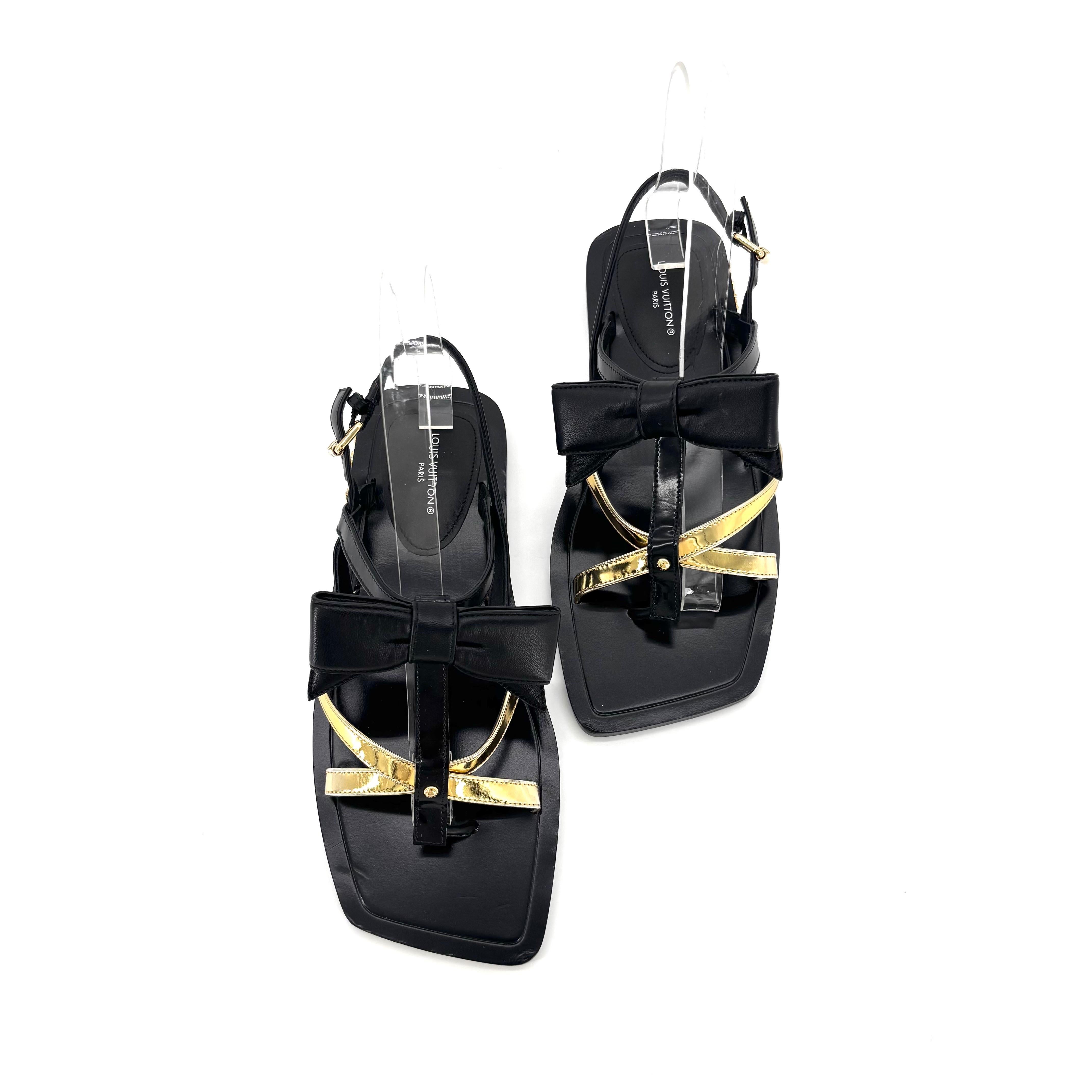 Louis Vuitton 2021 Fornasetti Bow Gladiator Strappy Sandals

Color Black Gold
Size 35EU 5US (fit suggestion 5-5.5; may suit a 6 as well-see measurement)
Flat heel

Leather upper
Gold finished hardware
Leather outsole
Cushioned instep
Large black bow