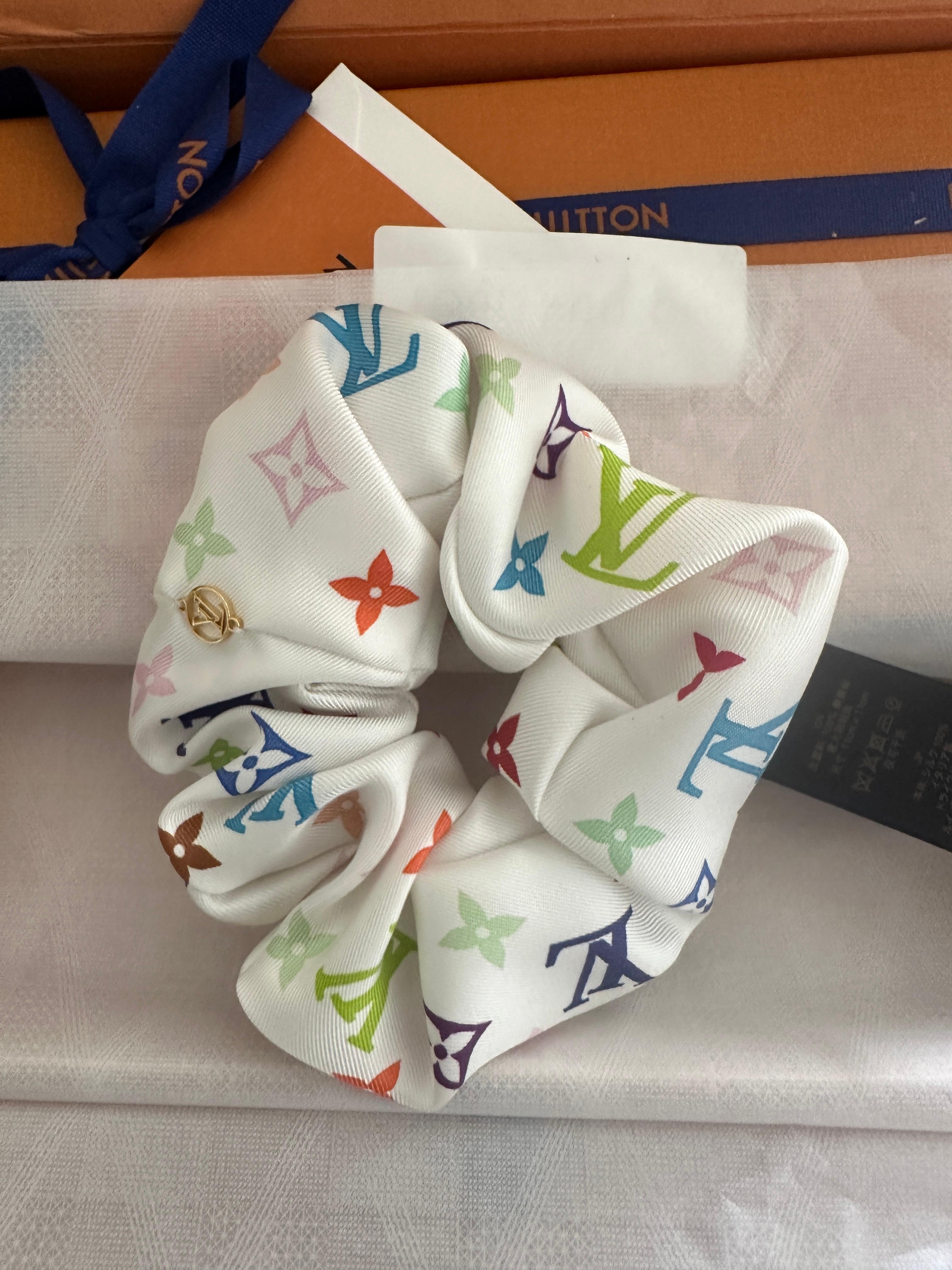 NOUVEAU ! LOUIS VUITTON 2025 LV x TM Takashi Murakami Monogramme Multicolore Chouchou Unisexe en vente