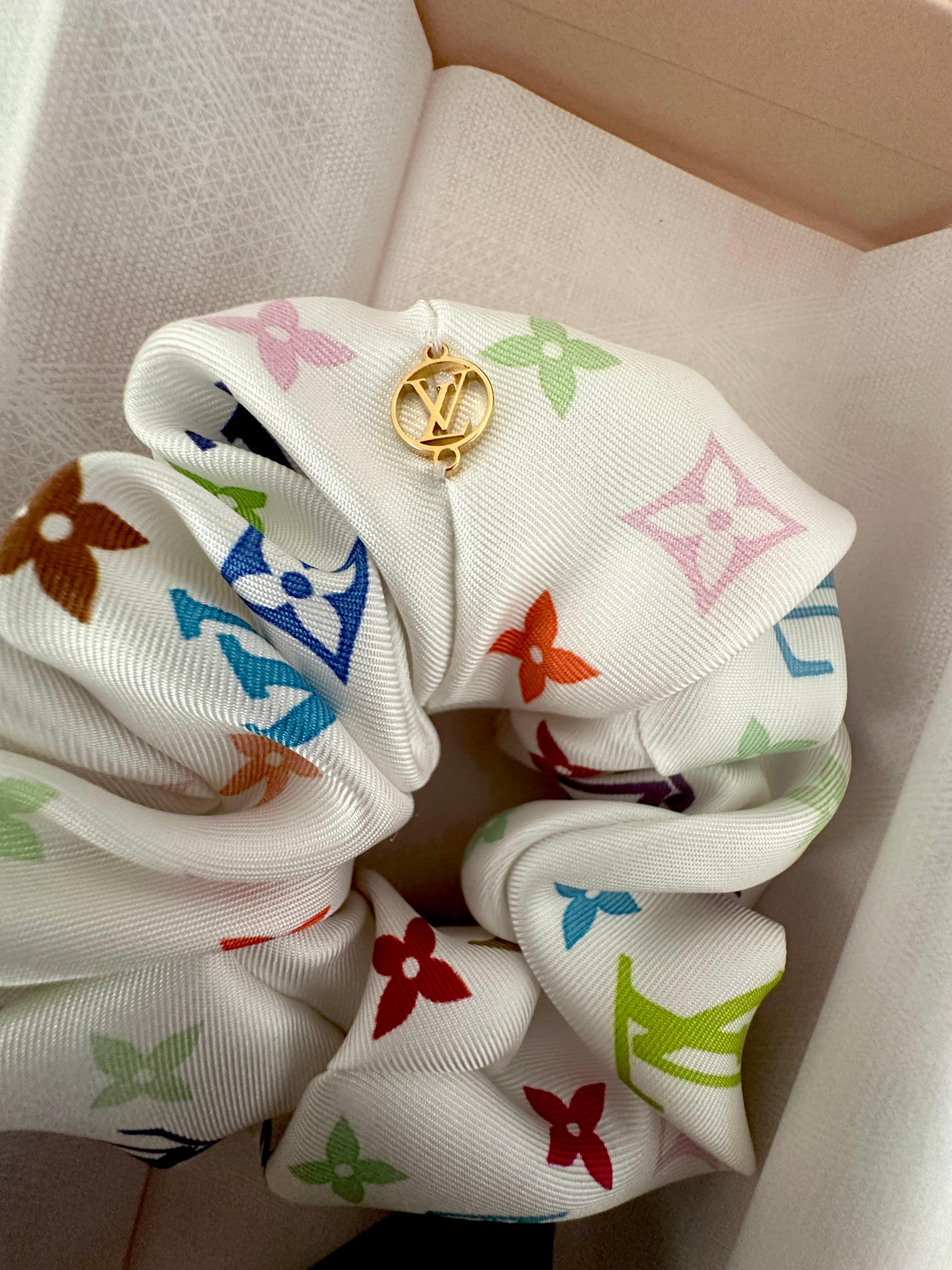 NOUVEAU ! LOUIS VUITTON 2025 LV x TM Takashi Murakami Monogramme Multicolore Chouchou en vente 2