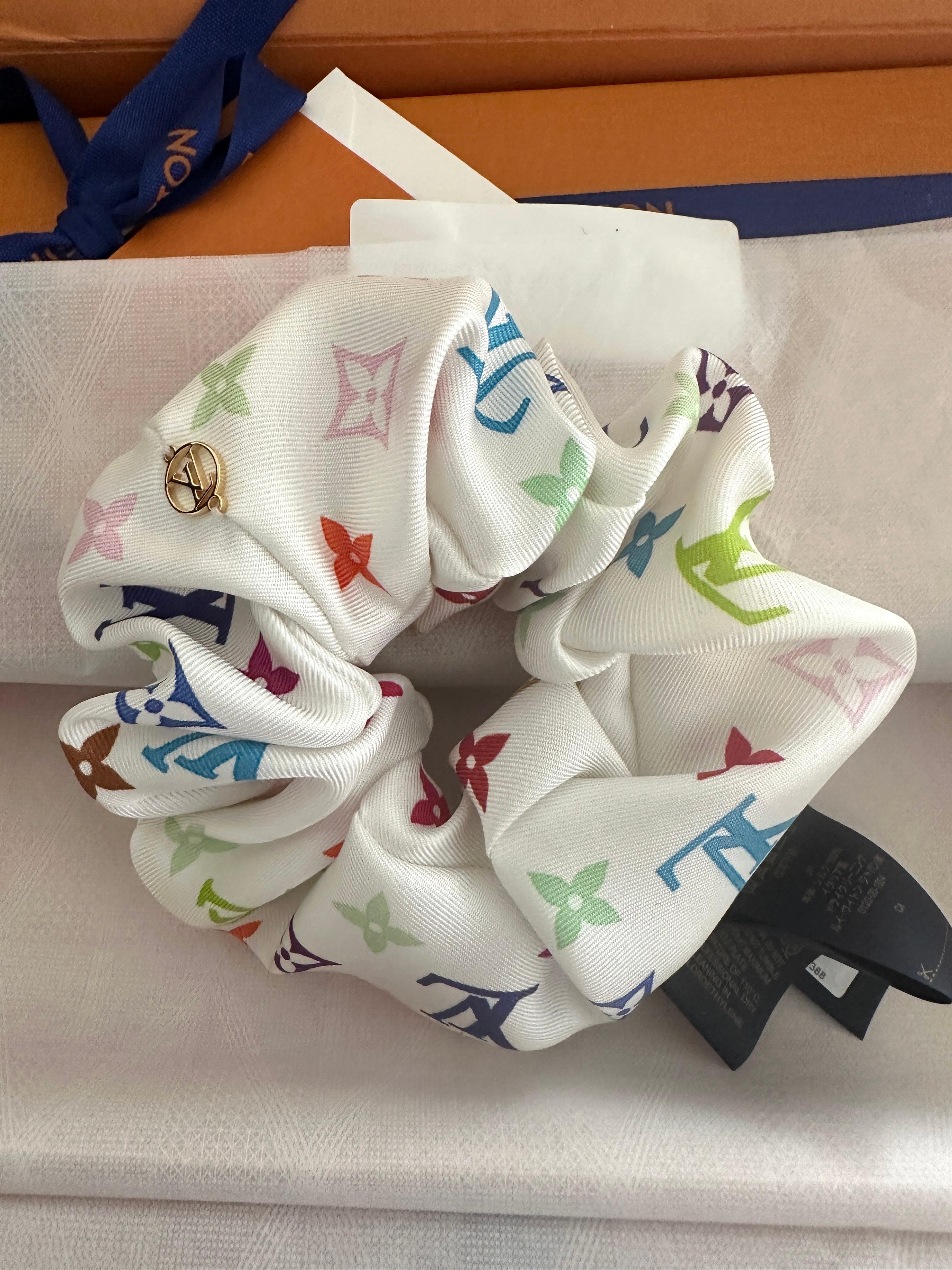 NOUVEAU ! LOUIS VUITTON 2025 LV x TM Takashi Murakami Monogramme Multicolore Chouchou en vente 3