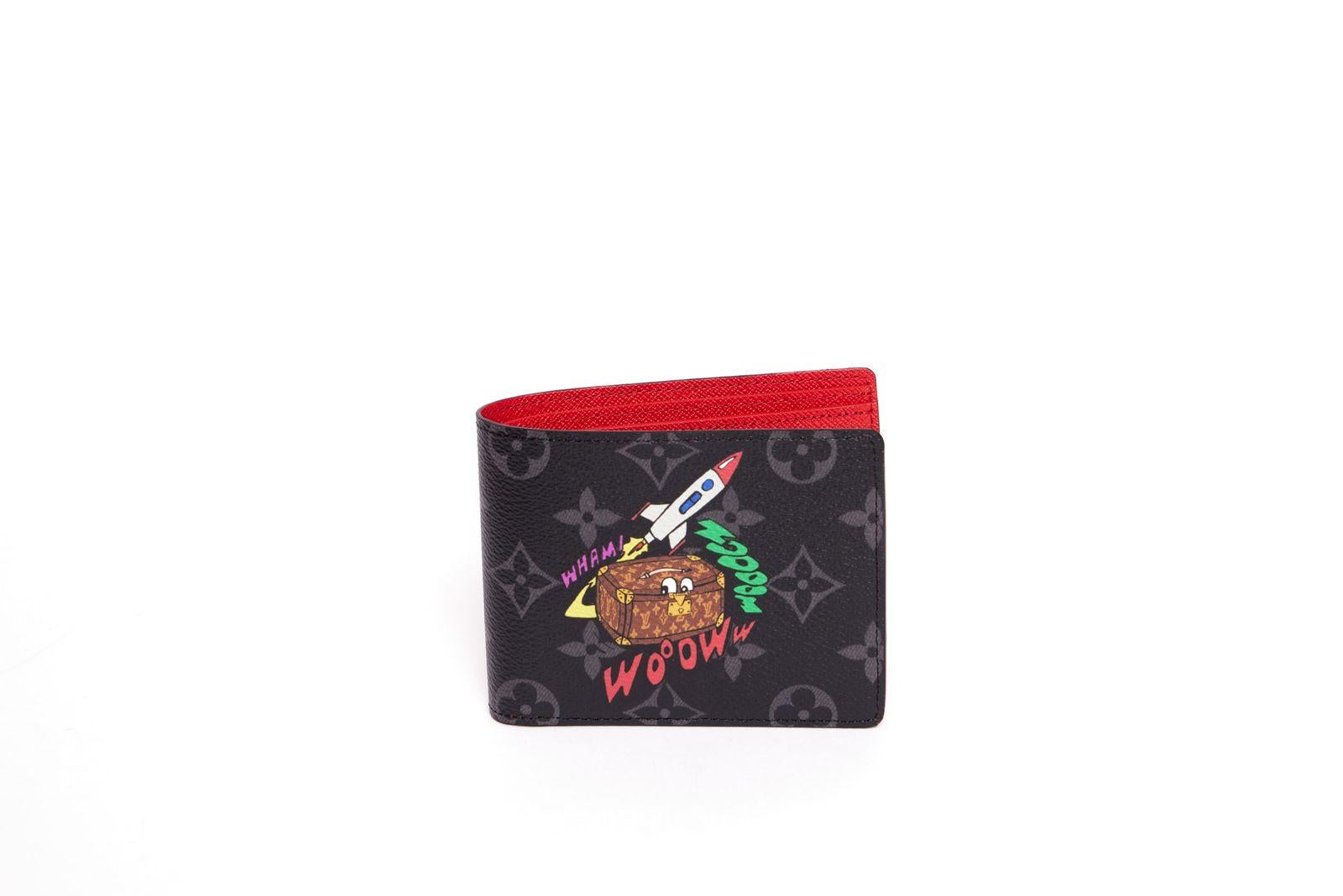 Portafoglio multiplo in tela The Eclipse grigio e multicolore di Louis Vuitton. Interno in pelle di vacchetta rossa con 3 slot per carte di credito, 2 slot per biglietti da visita, 2 slot laterali per ricevute e 2 scomparti. L'articolo è nuovo e