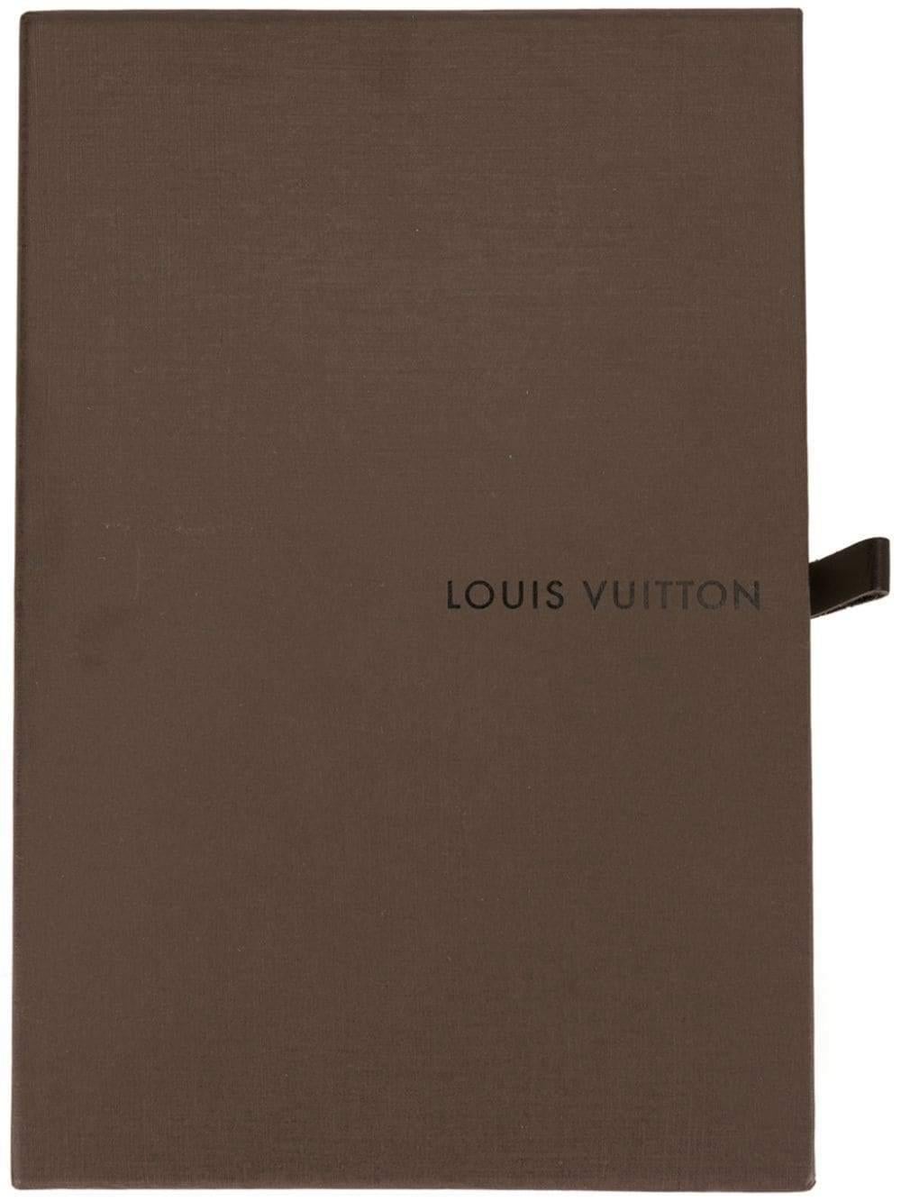 Louis Vuitton mette il suo design al servizio del caso e dà vita a questo meraviglioso set di carte da gioco. Se vuoi giocare a poker o a bridge, gioca in modo intelligente.


La scatola di Louis Vuitton scorre per scoprire un set di carte da gioco