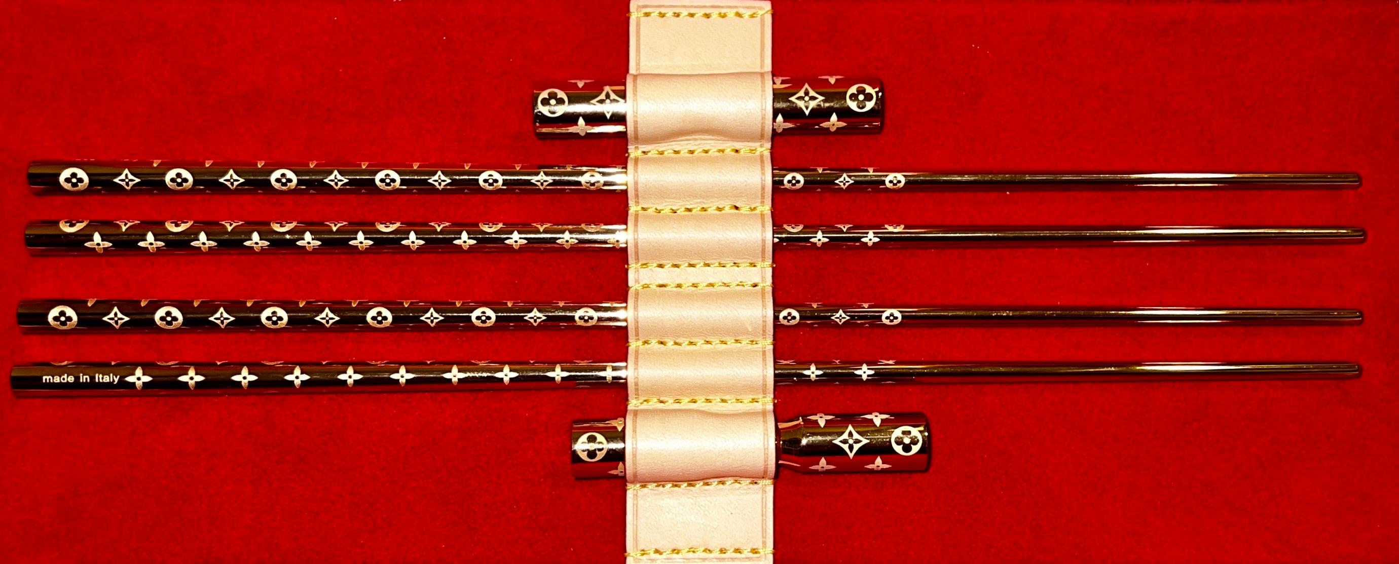NEU Louis Vuitton Chopsticks-Set in Pouch - 2 Paare im Angebot 5