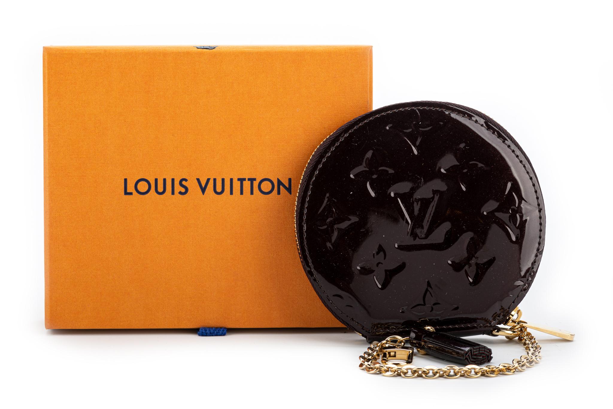 Louis Vuitton limitierte Auflage Eichhörnchen runde Münzetui in kastanienbraunem Lackleder . Rote Eidechsenverzierung und Monogramm auf Leinwand. Kommt mit Originalverpackung.