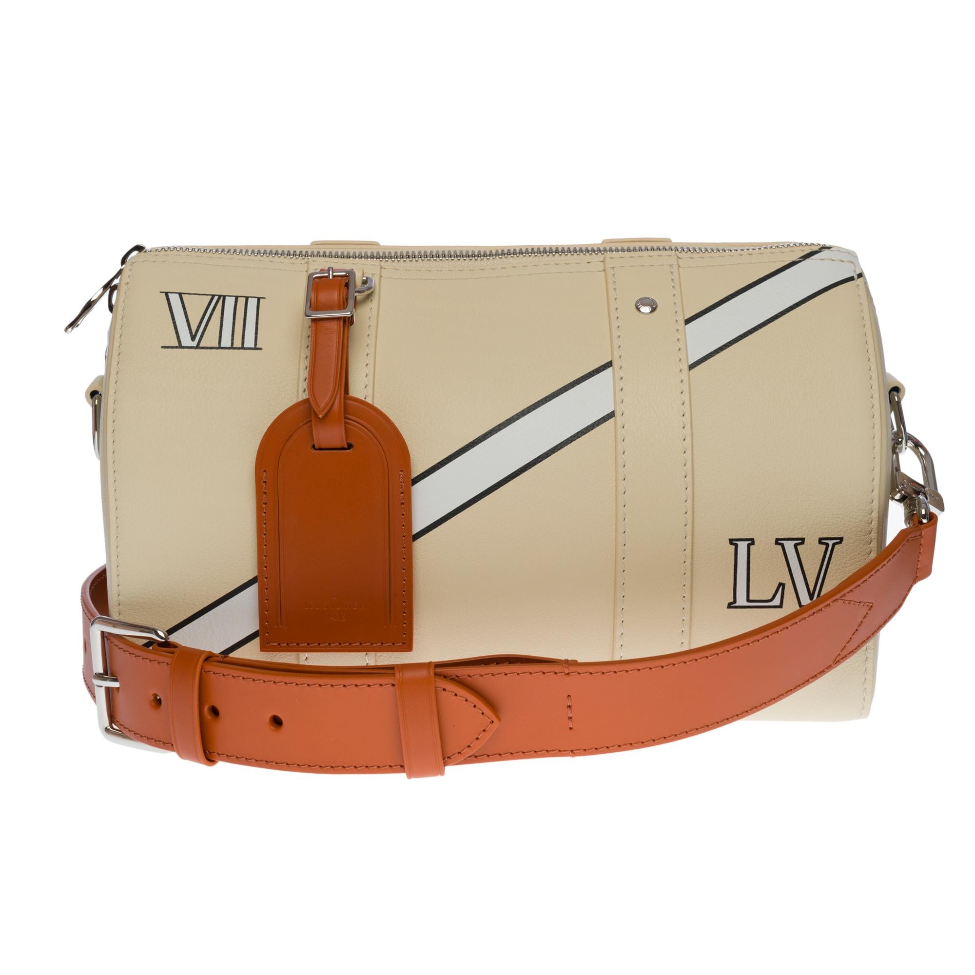 ULTRA EXKLUSIV - AUSVERKAUFT - VIRGIL ABLOH COLLECTION'S

Diese City Keepall Tasche von Virgil Abloh aus der Trunk L'Œil Capsule Collection wurde aus Kalbsleder in Farbtönen gefertigt, die an Koffer der 1920er und 1930er Jahre erinnern. Der