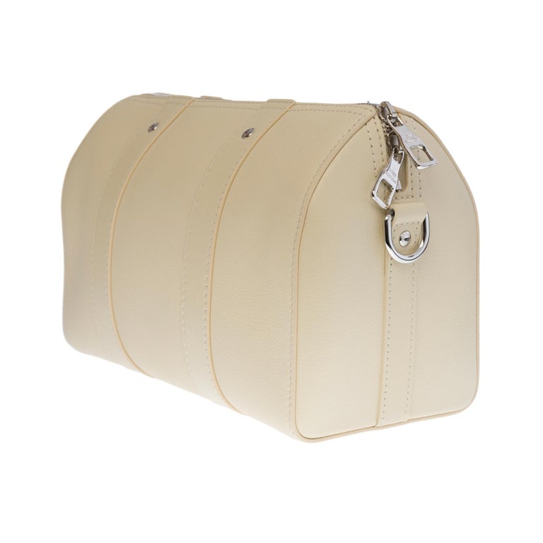 LOUIS VUITTON. Summer 2022 collection. Handbag in beige …