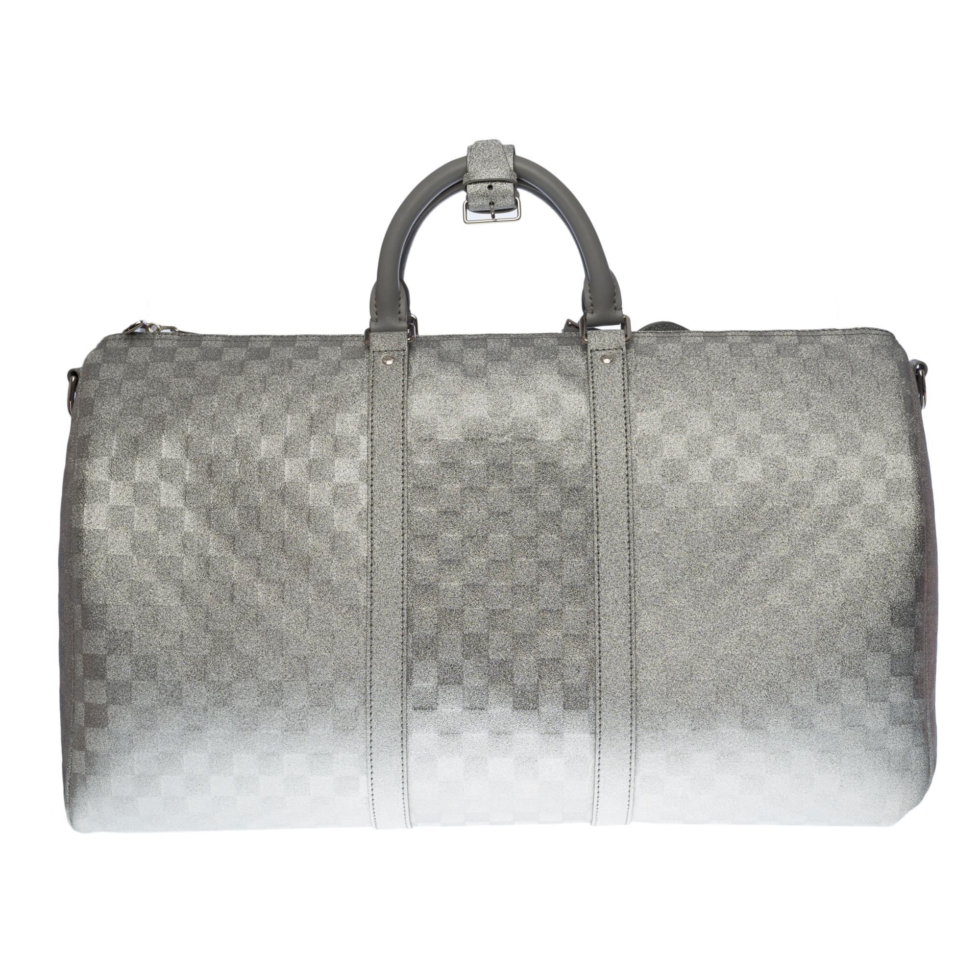 ULTRA EXCLUSIVE - SOLD OUT - LAST VIRGIL ABLOH COLLECTION

Keepall Shoulder Strap 50 is lined with the same shiny leather without the Damier pattern. Inspired by the disco ball, this model is part of the Glitter capsule collection created by Virgil
