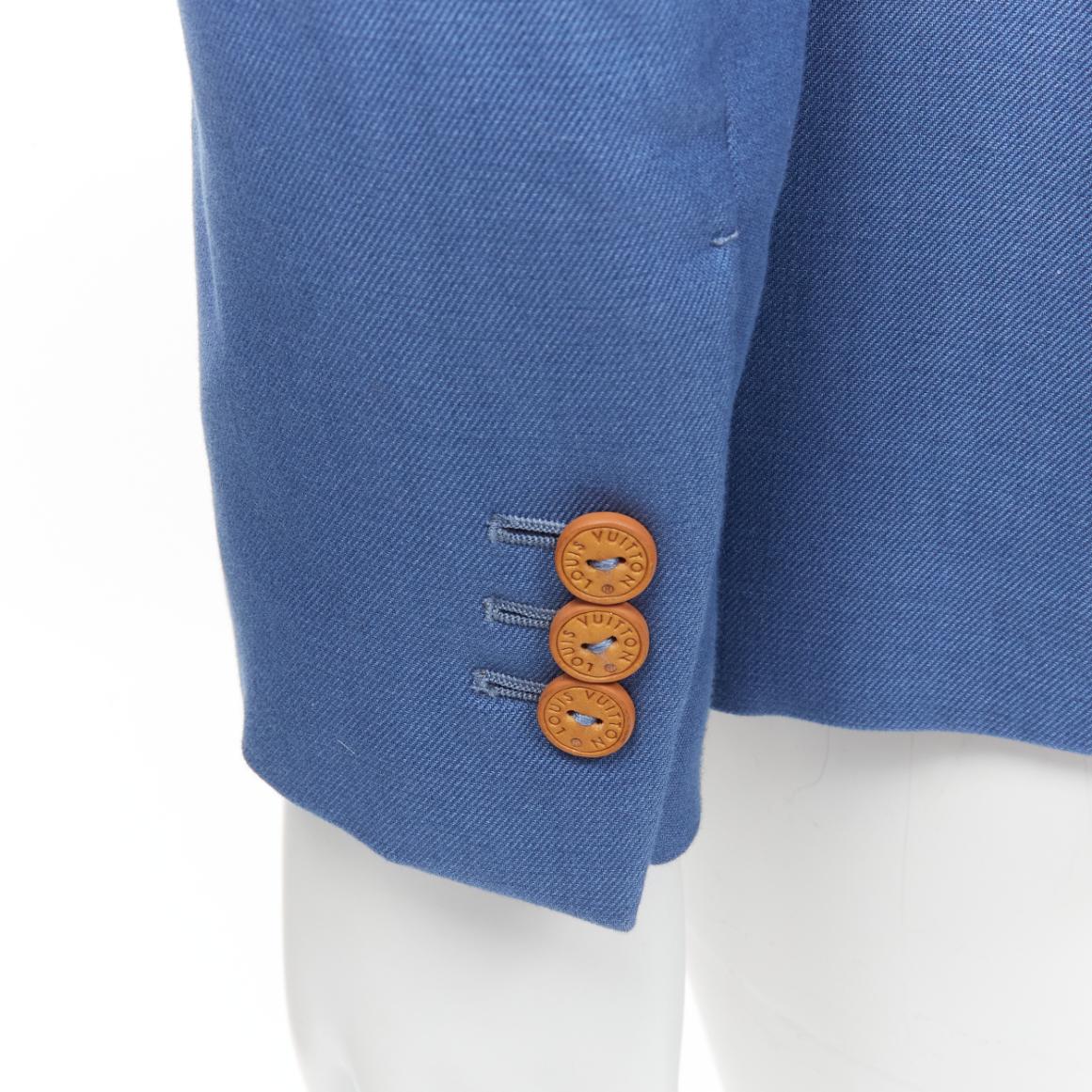 new LOUIS VUITTON brown leather LV buttons blue cotton double breasted blazer FR44 XS
Reference: EDTG/A00082
Brand: Louis Vuitton
Material: Cotton
Color: Blue
Pattern: Solid
Closure: Button
Lining: Black Fabric
Extra Details: Leather LV buttons.