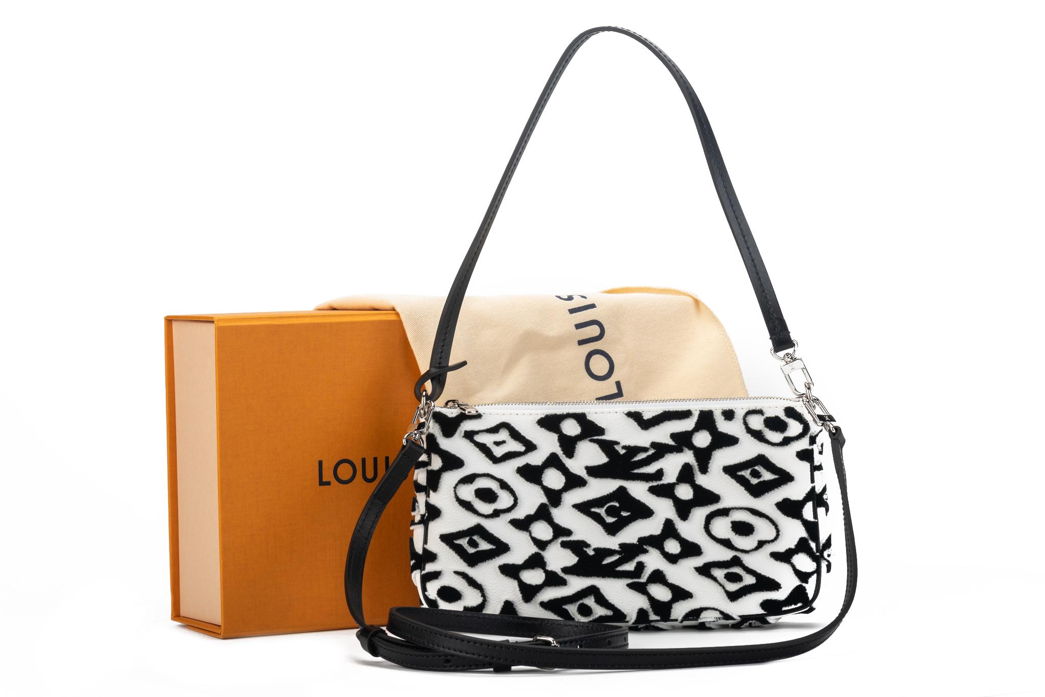 Louis Vuitton ha esaurito l'edizione limitata della borsa a tre vie in bianco e nero. Cross body, borsa a tracolla o braccialetto. Pelle nera e tuffetage nero con monogramma stampato a 3 d. Viene fornito con la copertina originale e la scatola.