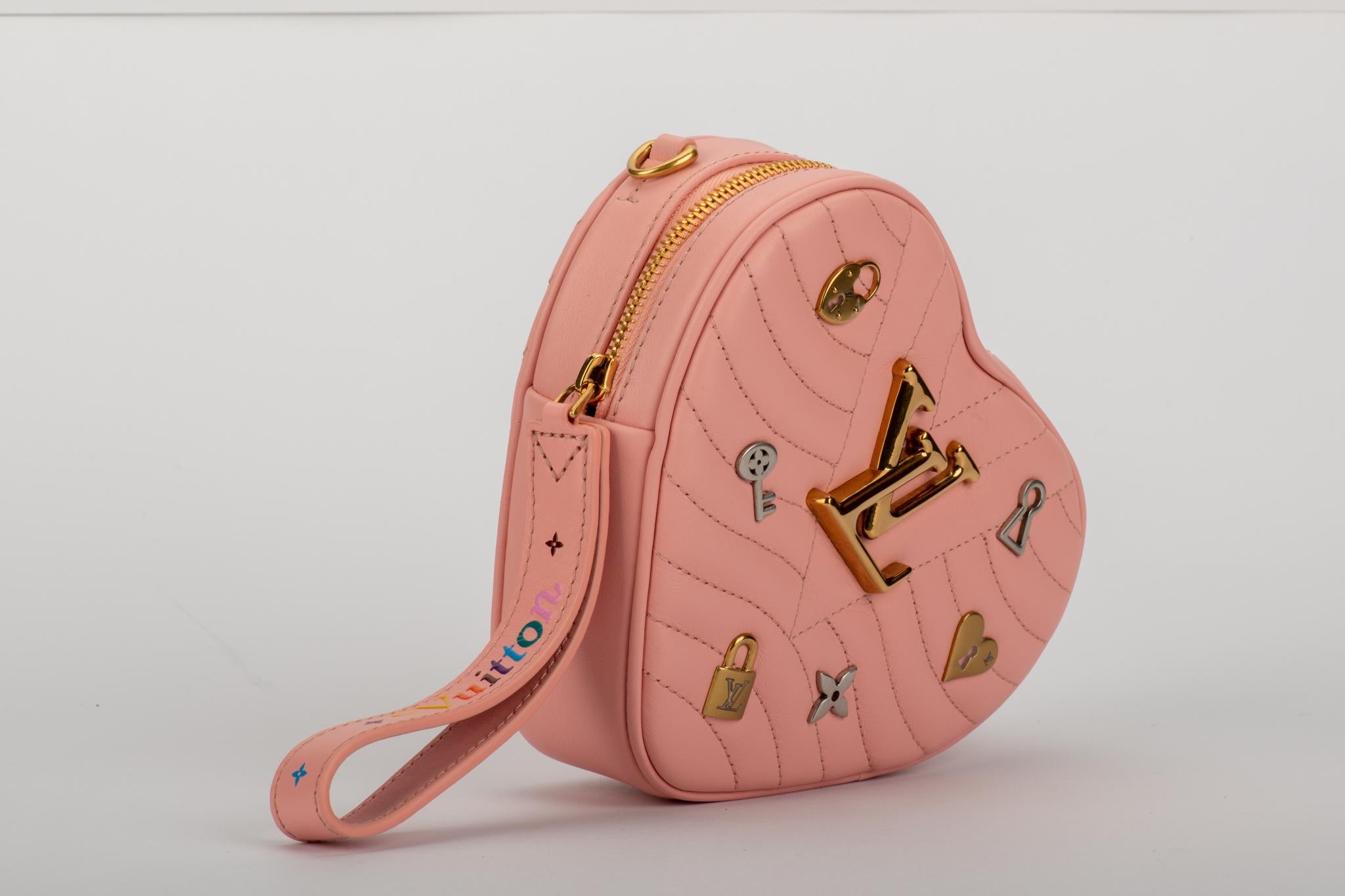 Sac en cuir rose en forme de coeur, édition limitée Louis Vuitton, avec logo et charms argentés et dorés. Can est né comme une pochette, un sac de taille ou un sac de corps croisé. Bandoulière 20