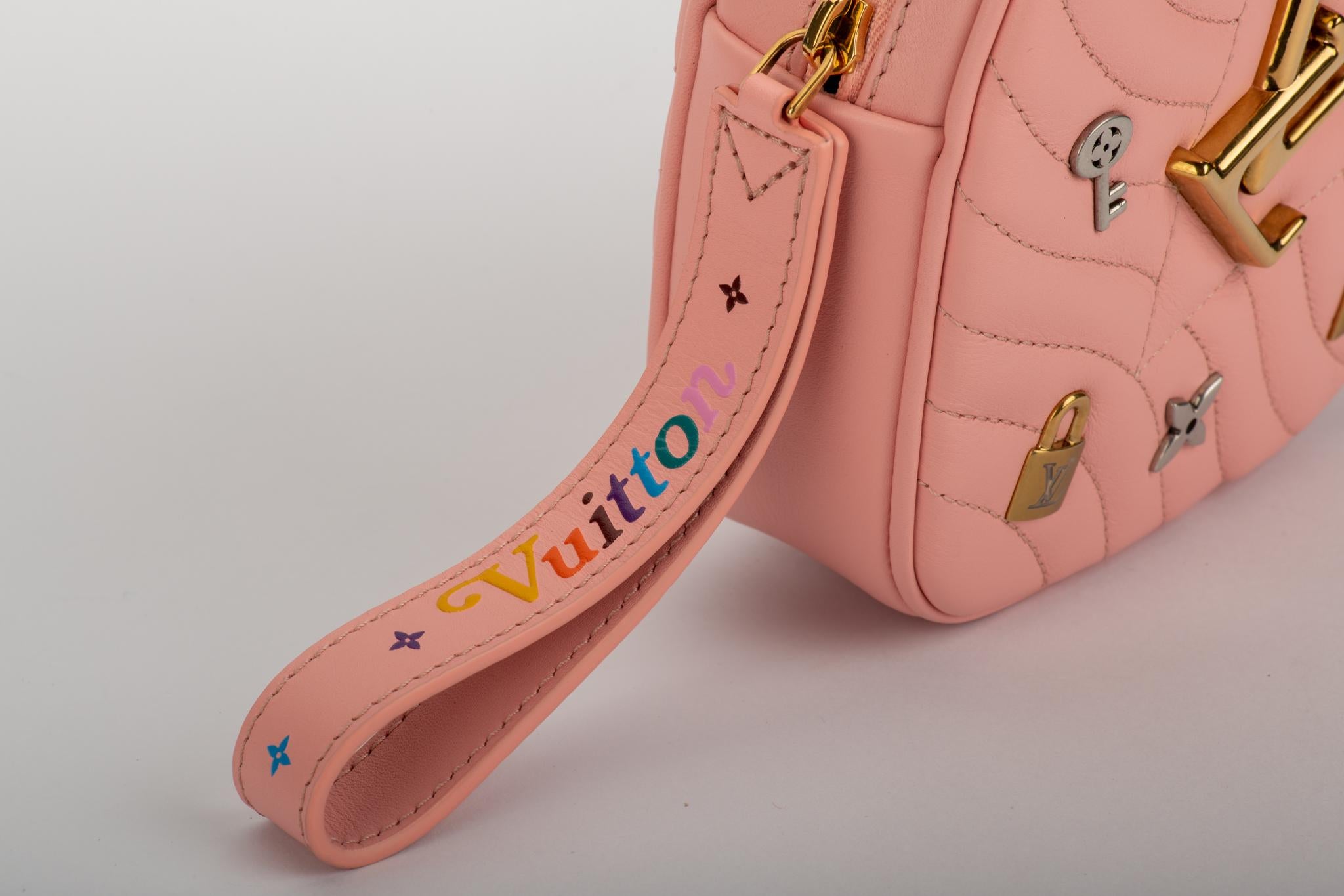 Louis Vuitton - Pochette à ceinture rouge cœur, édition limitée, état neuf en vente 1