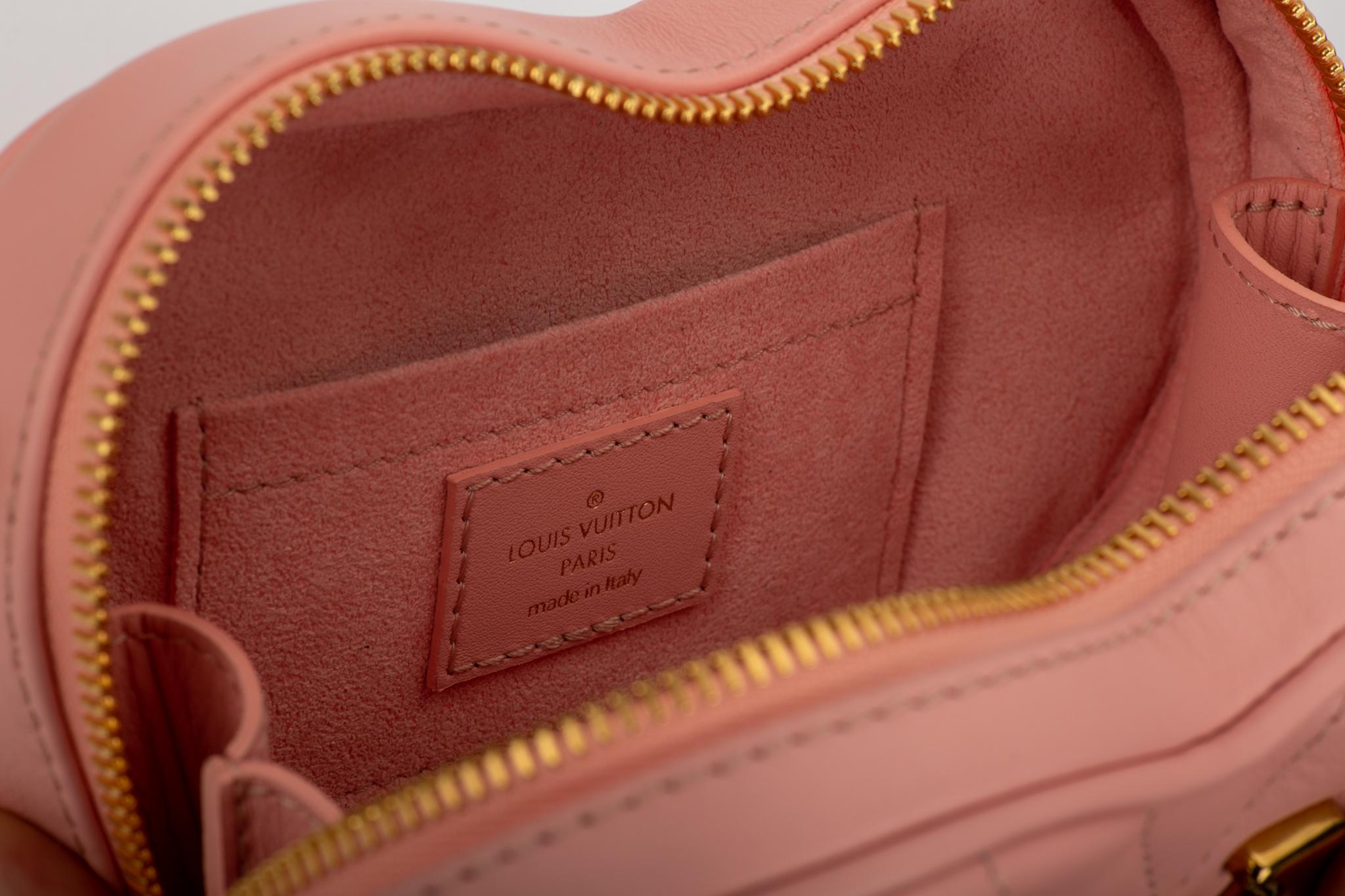 Louis Vuitton - Pochette à ceinture rouge cœur, édition limitée, état neuf en vente 3