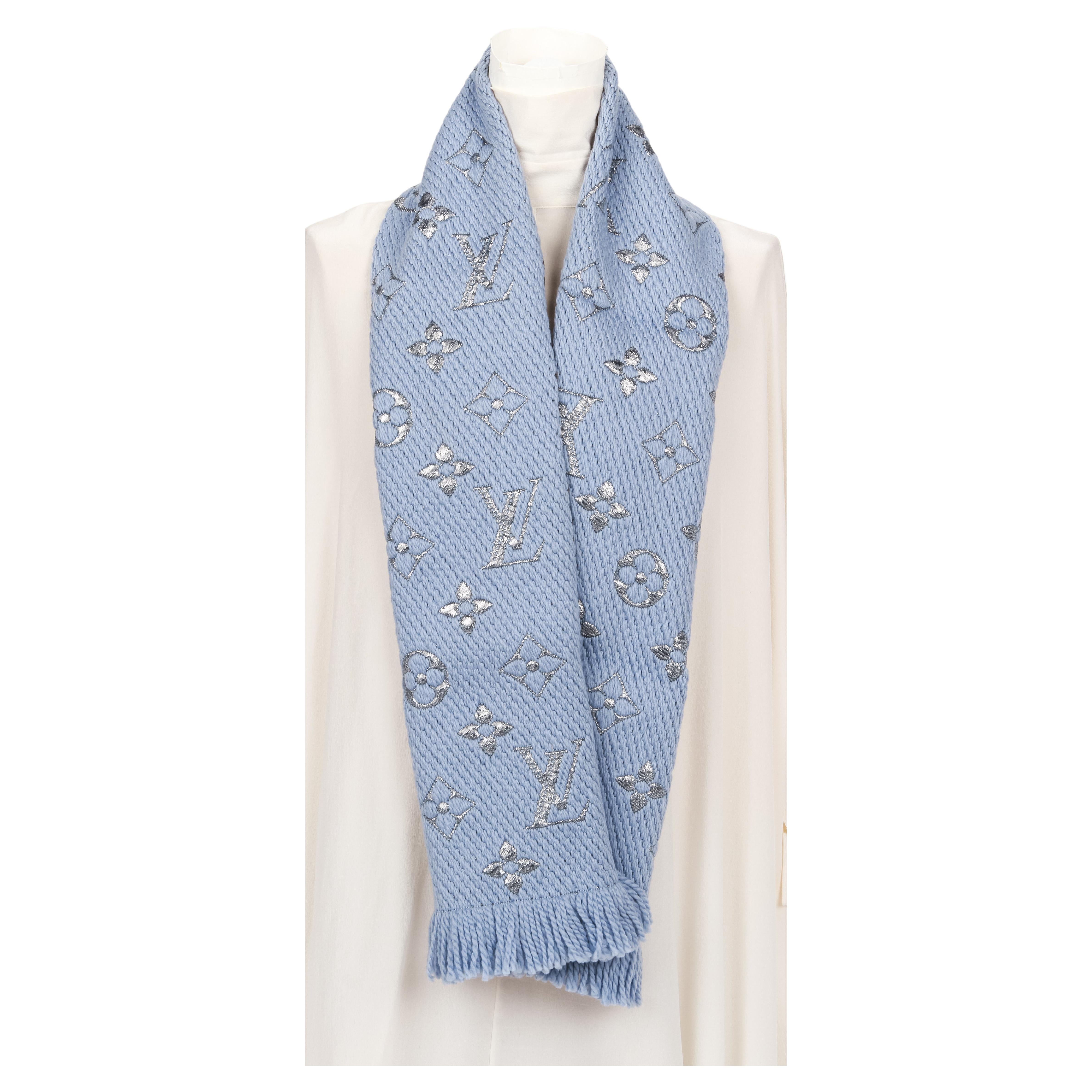 Gewebter Schal von Louis Vuitton mit blauem Metallic-Logo im Angebot bei  1stDibs