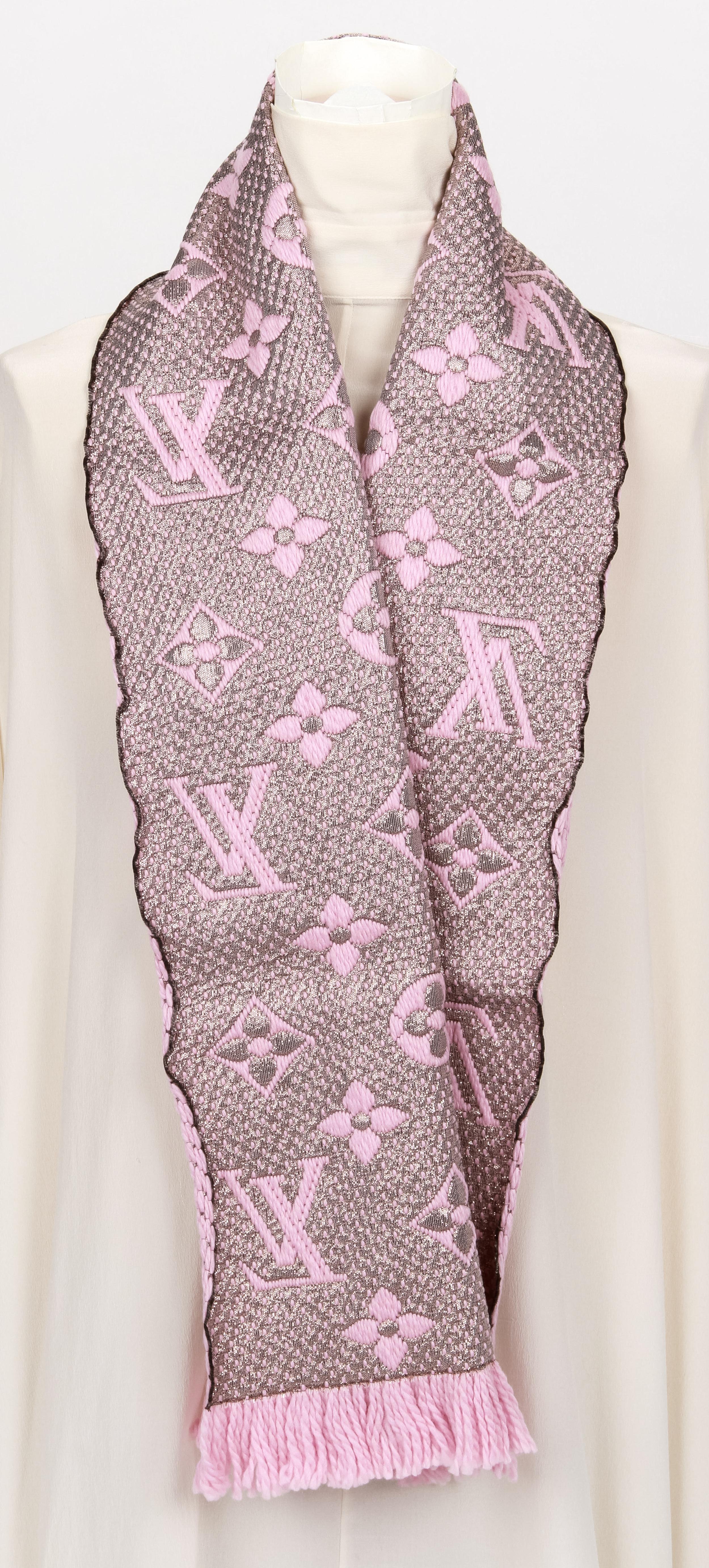 Rose Louis Vuitton - Écharpe tissée rose métallisée avec logo, état neuf en vente