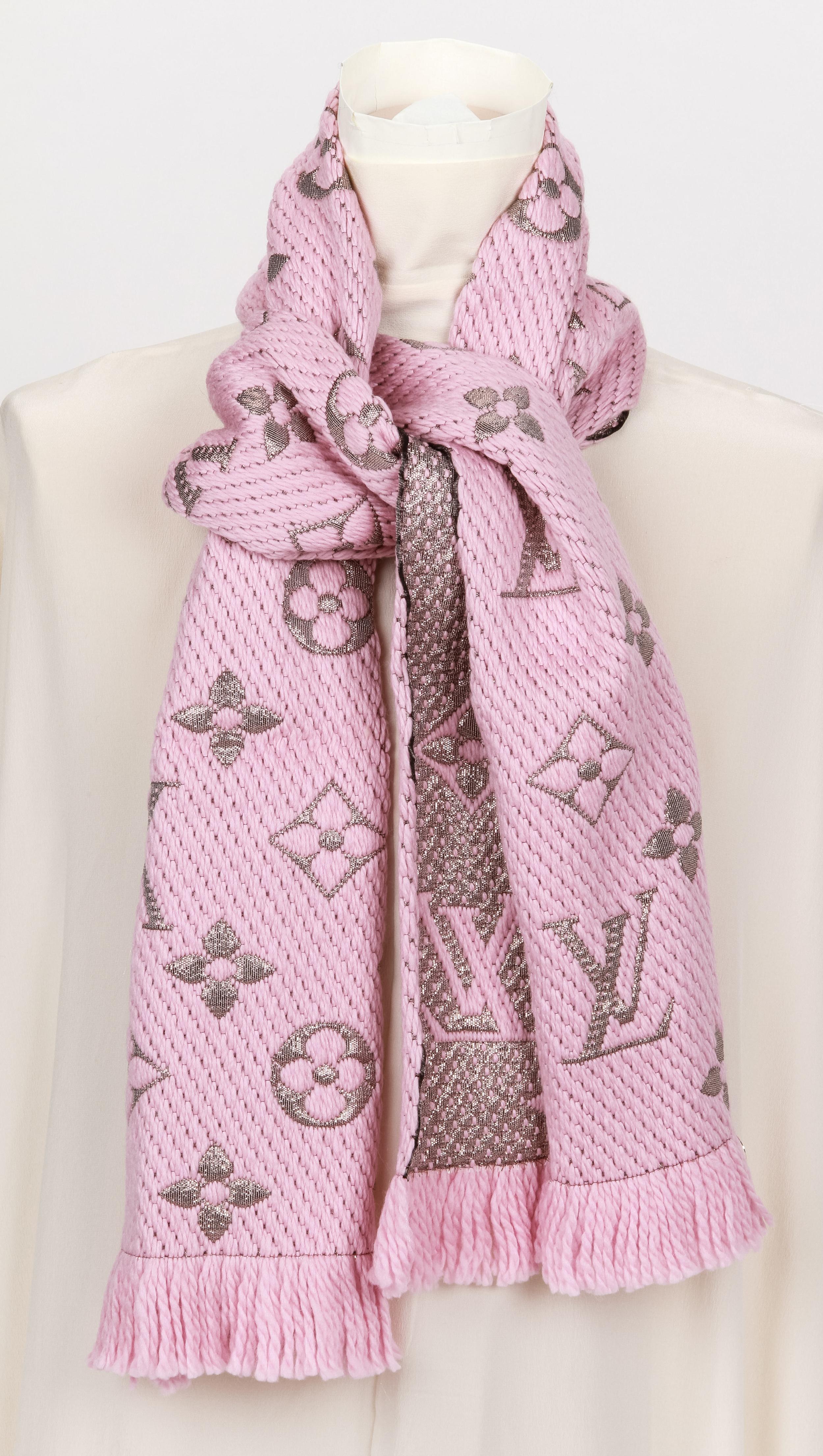 Louis Vuitton - Écharpe tissée rose métallisée avec logo, état neuf Unisexe en vente