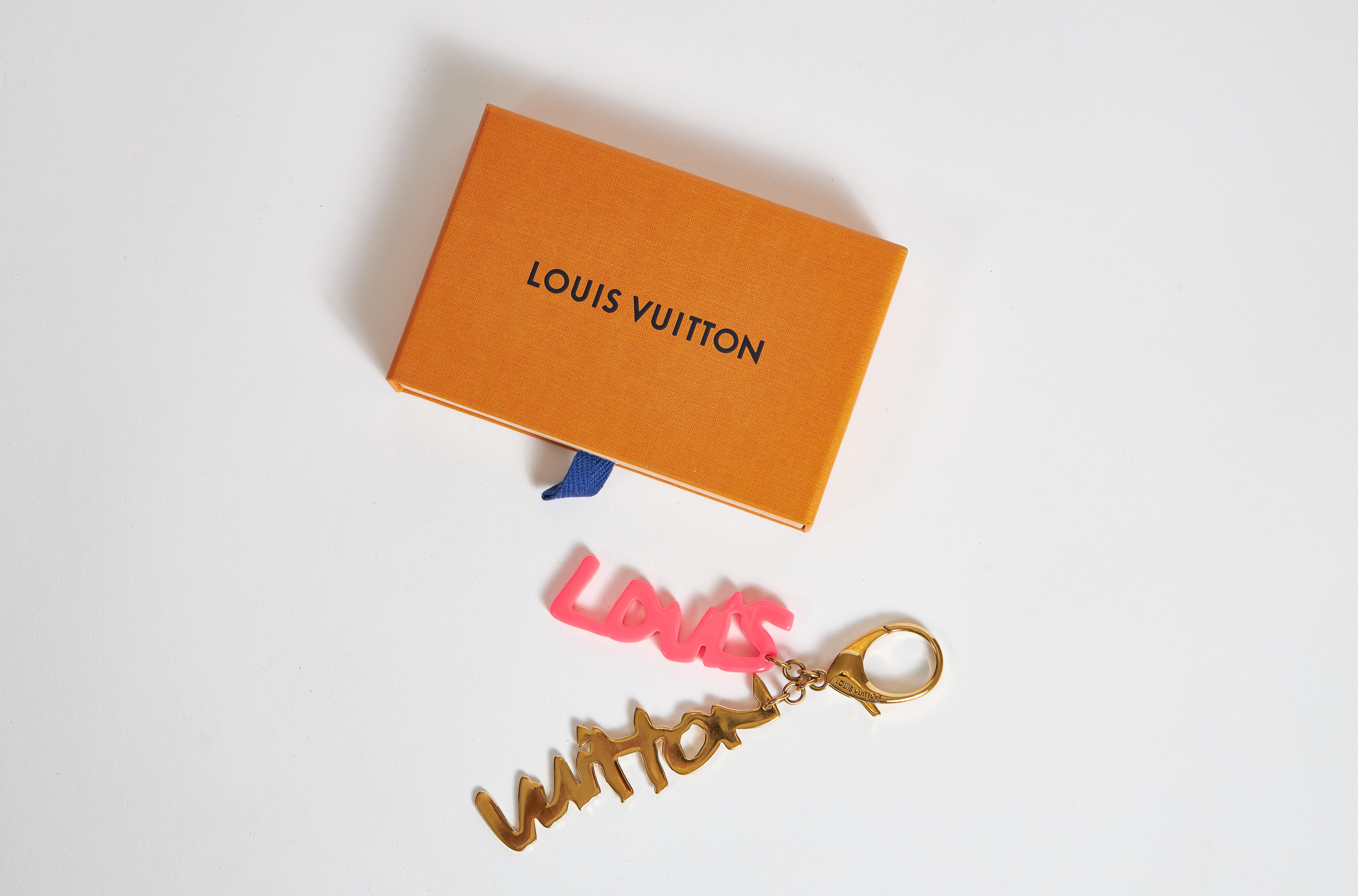 Ciondolo per borsa Louis Vuitton con scritta rosa e oro, portachiavi. Viene fornito con la copertina originale e la scatola.