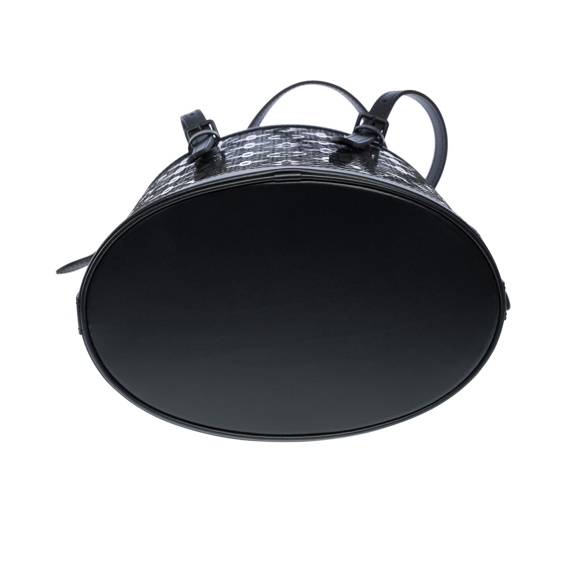 New Louis Vuitton Race Bucket bag in black patent leather For Sale 6